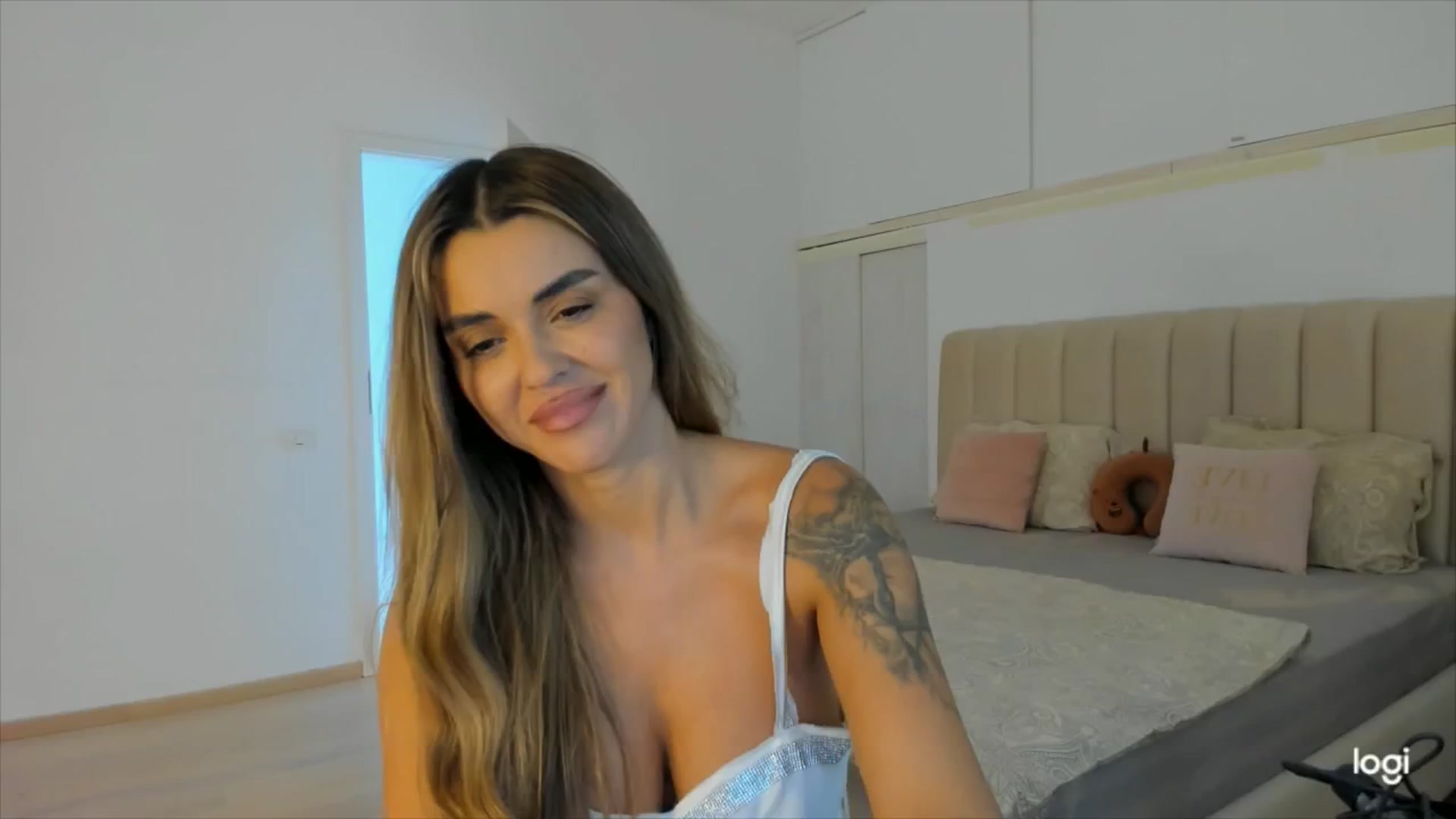 Gallery image thumbnail from DJMonica's myfreecams stream on, 10/16/2024, 13:12 image 3 of 20
