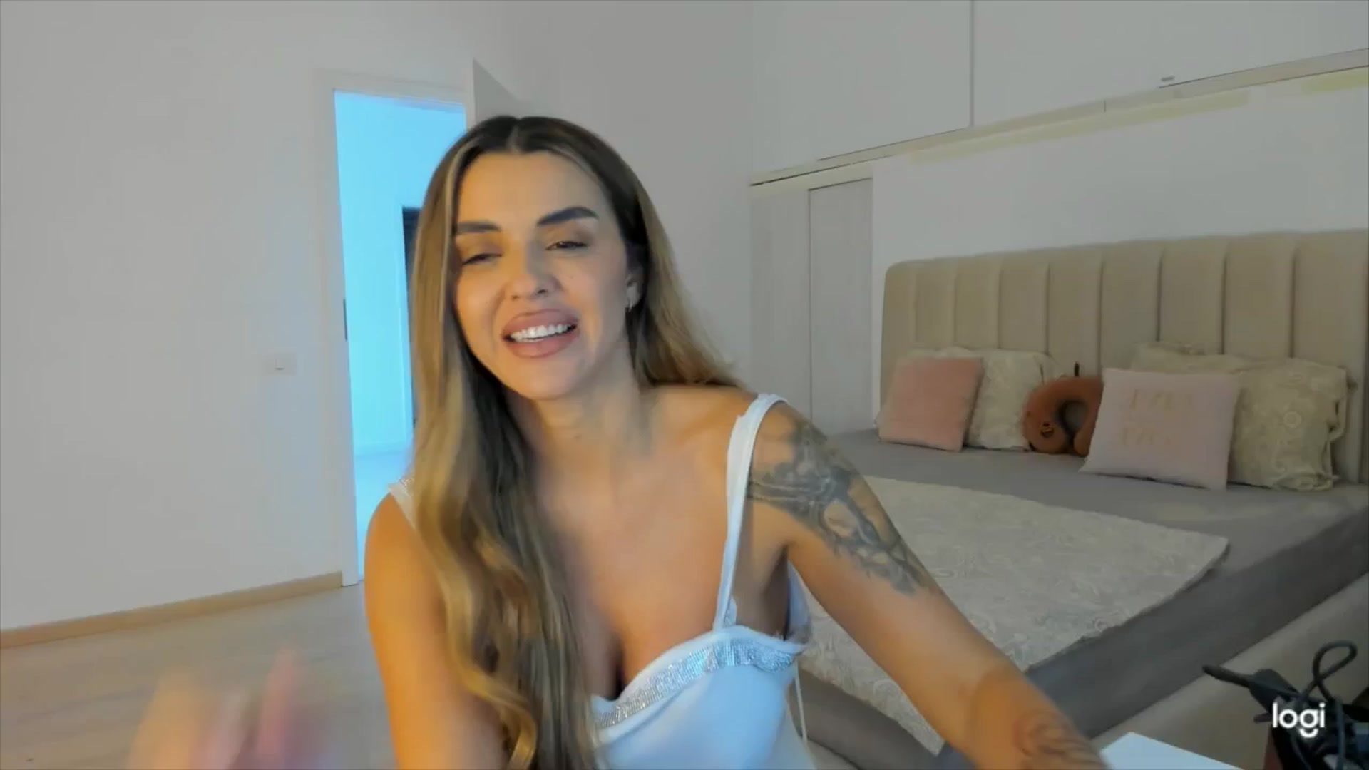 Gallery image thumbnail from DJMonica's myfreecams stream on, 10/16/2024, 13:12 image 8 of 20