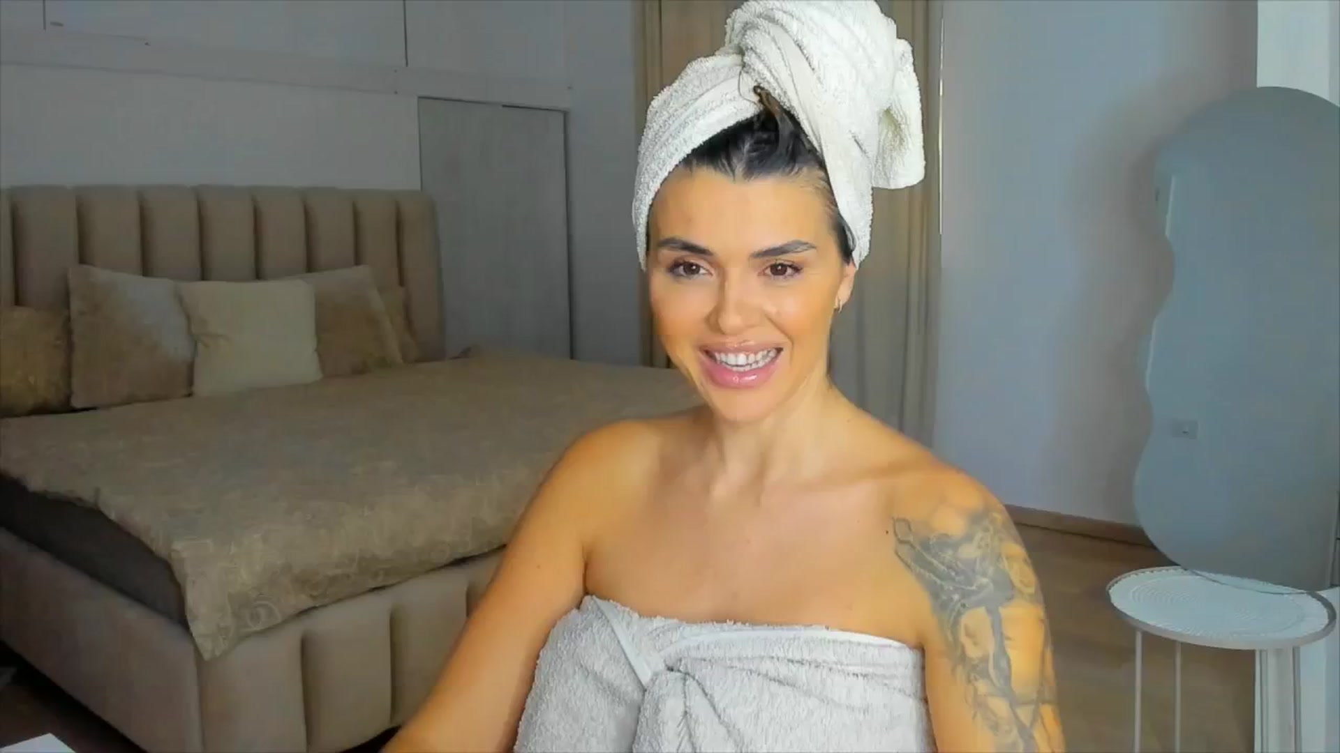 Gallery image thumbnail from DJMonica's myfreecams stream on, 11/23/2024, 14:43 image 2 of 20