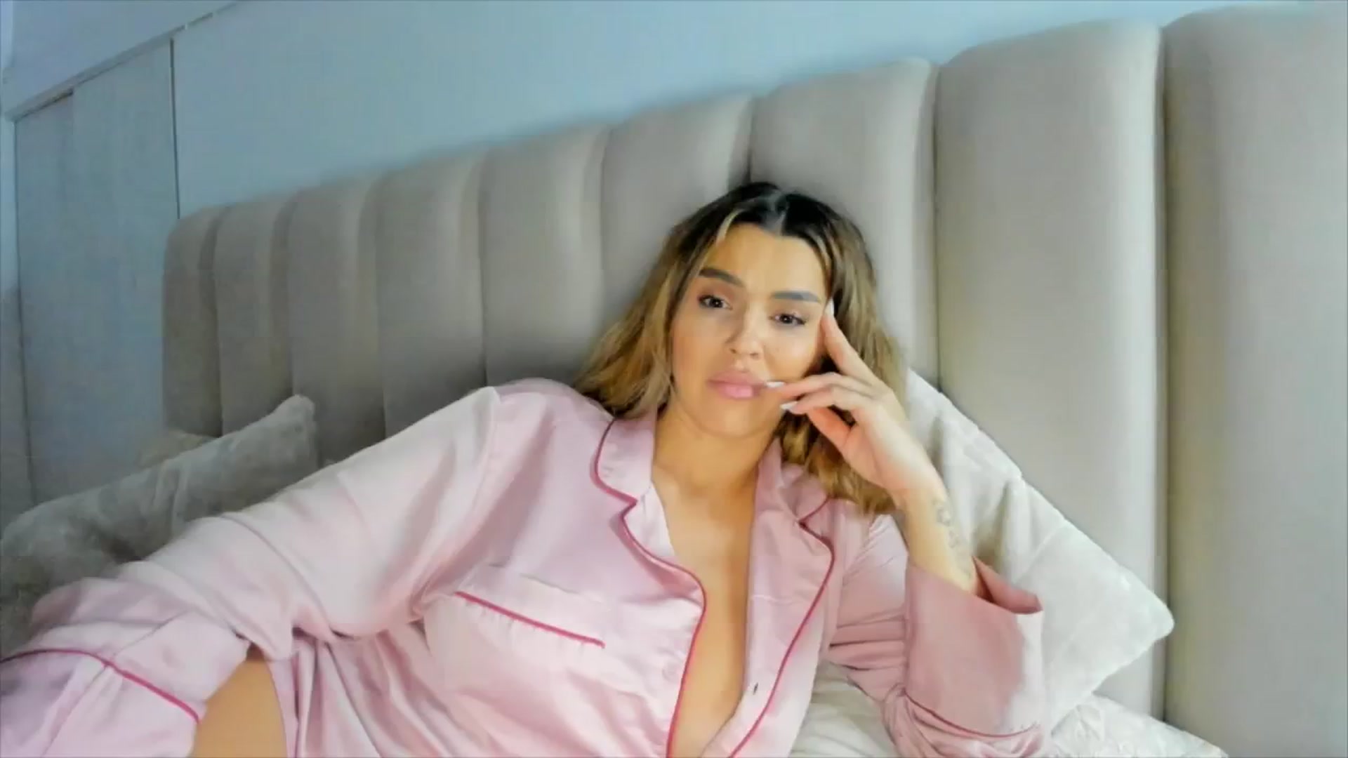 Gallery image thumbnail from DJMonica's myfreecams stream on, 11/23/2024, 20:30 image 1 of 20