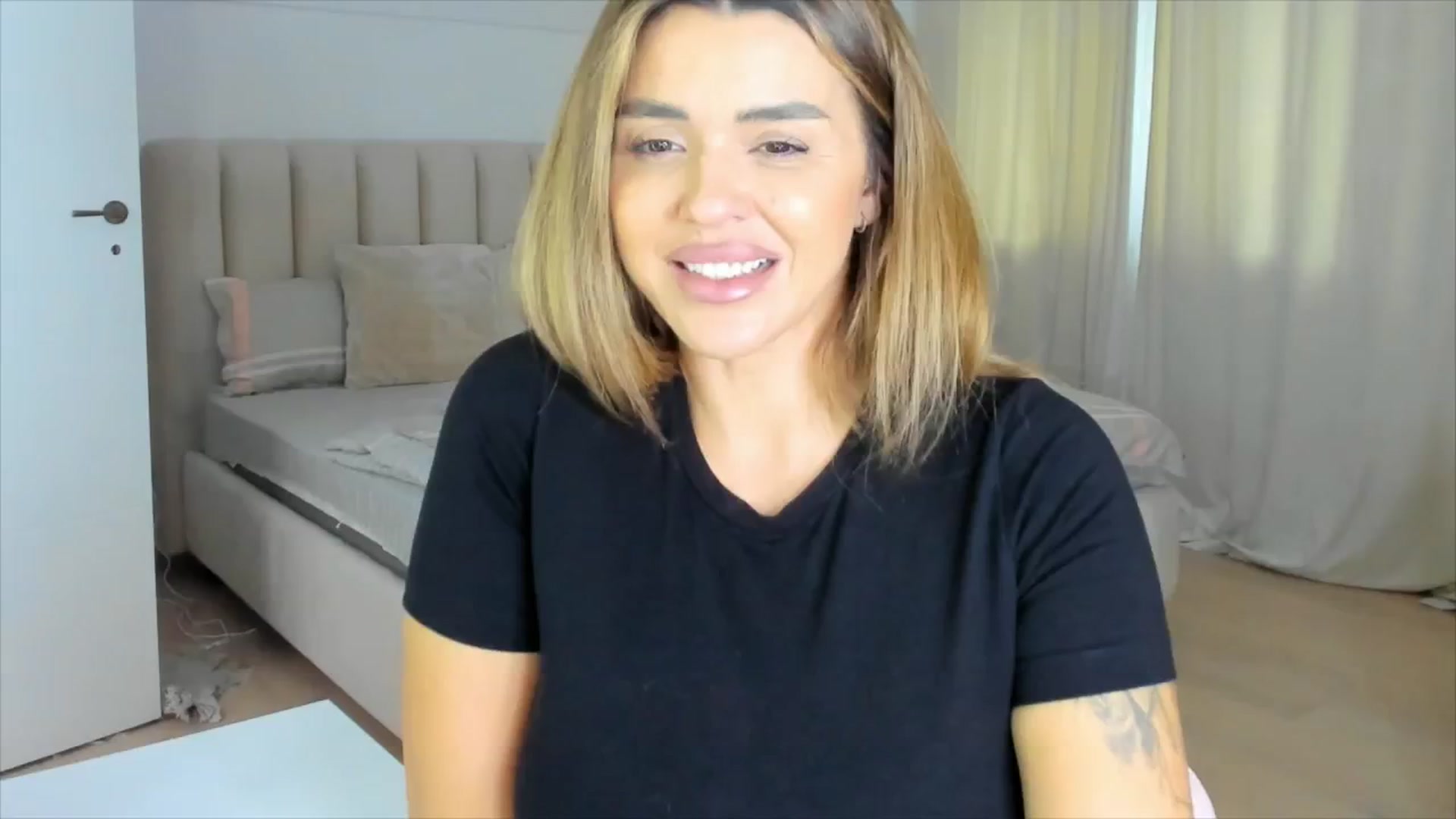 Gallery image thumbnail from DJMonica's myfreecams stream on, 12/01/2024, 13:34 image 18 of 20