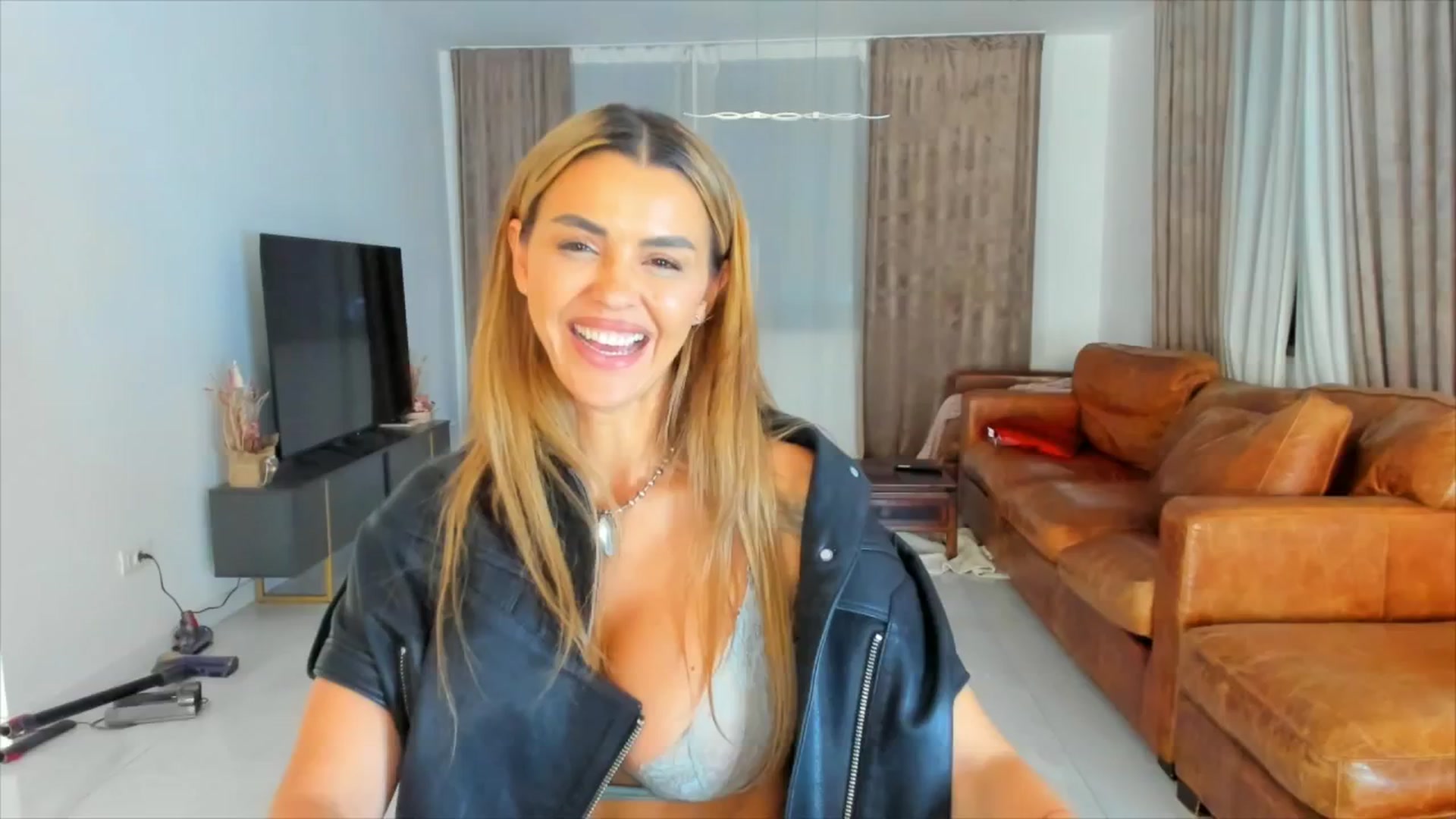Gallery image thumbnail from DJMonica's myfreecams stream on, 04/16/2025, 16:39 image 10 of 20