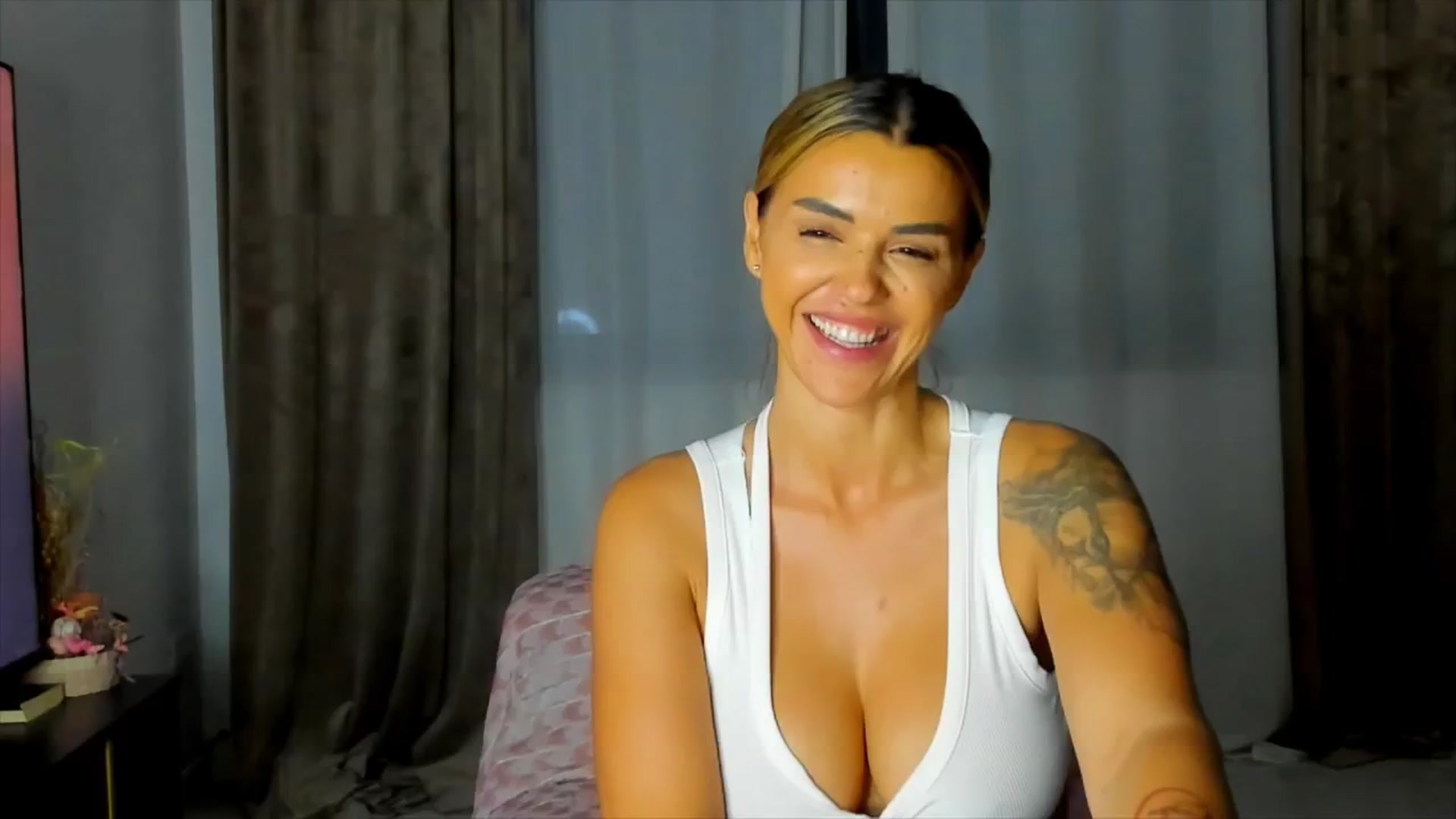 Gallery image thumbnail from DJMonica's myfreecams stream on, 04/22/2025, 15:34 image 18 of 20