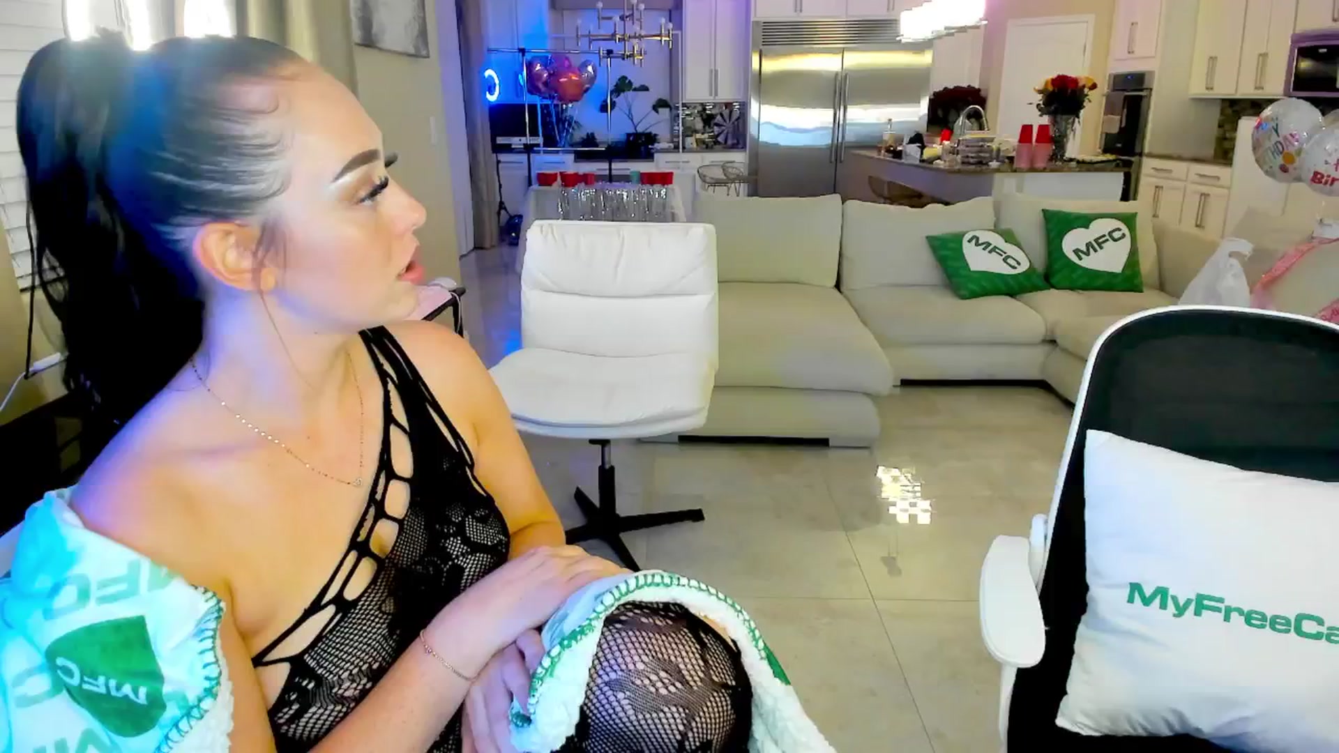 Gallery image thumbnail from DJ_ZYA's myfreecams stream on, 04/23/2025, 07:14 image 13 of 20