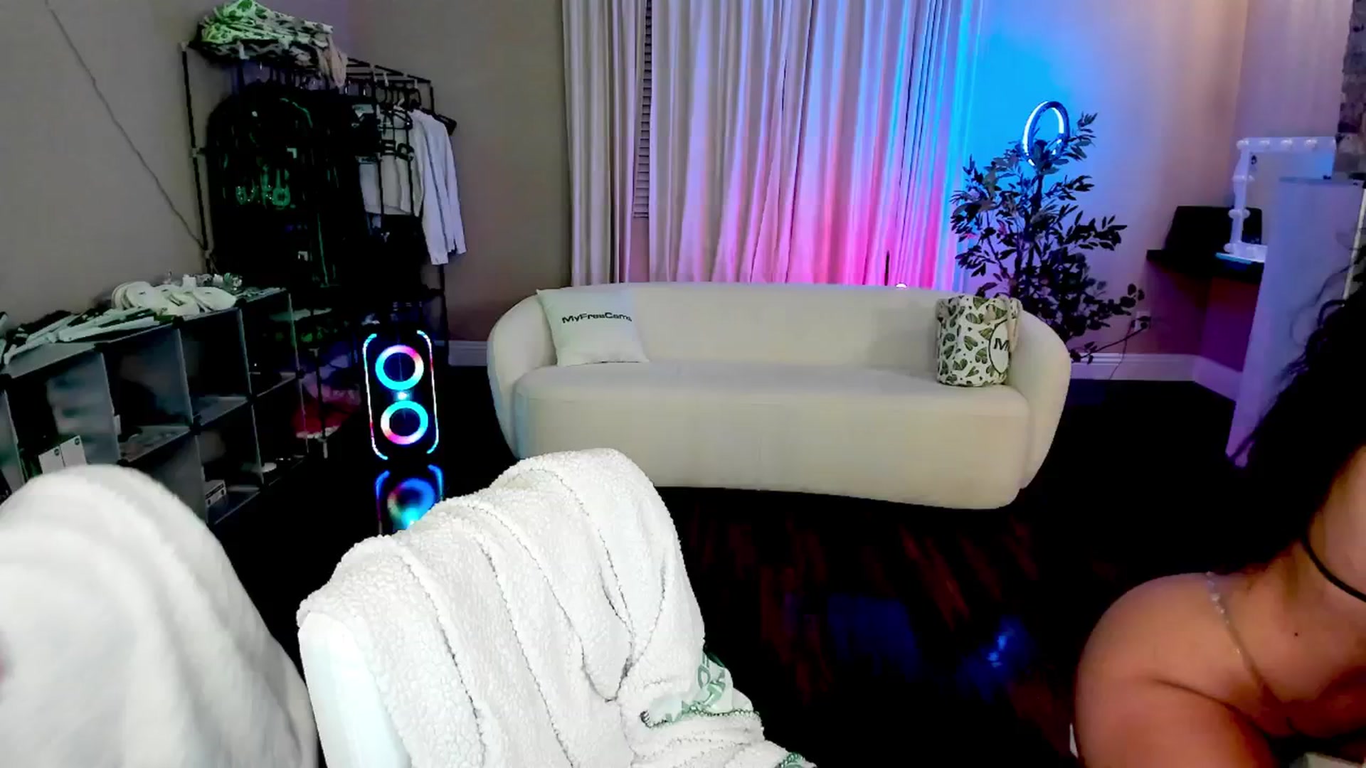 Gallery image thumbnail from DJ_ZYA's myfreecams stream on, 04/24/2025, 07:04 image 3 of 20