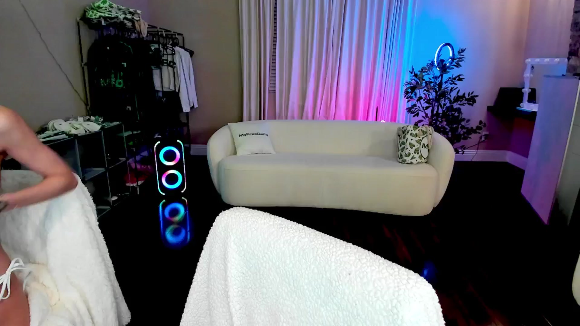Gallery image thumbnail from DJ_ZYA's myfreecams stream on, 04/24/2025, 07:04 image 8 of 20