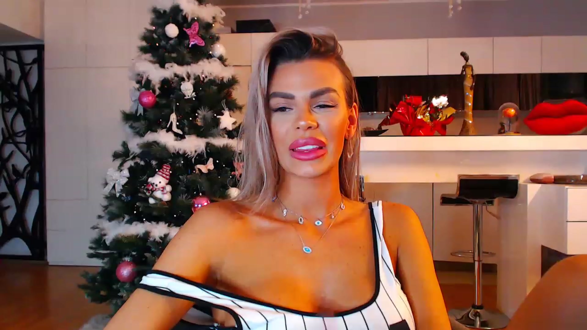 Gallery image thumbnail from D_y_y's myfreecams stream on, 12/16/2022, 05:30 image 12 of 20