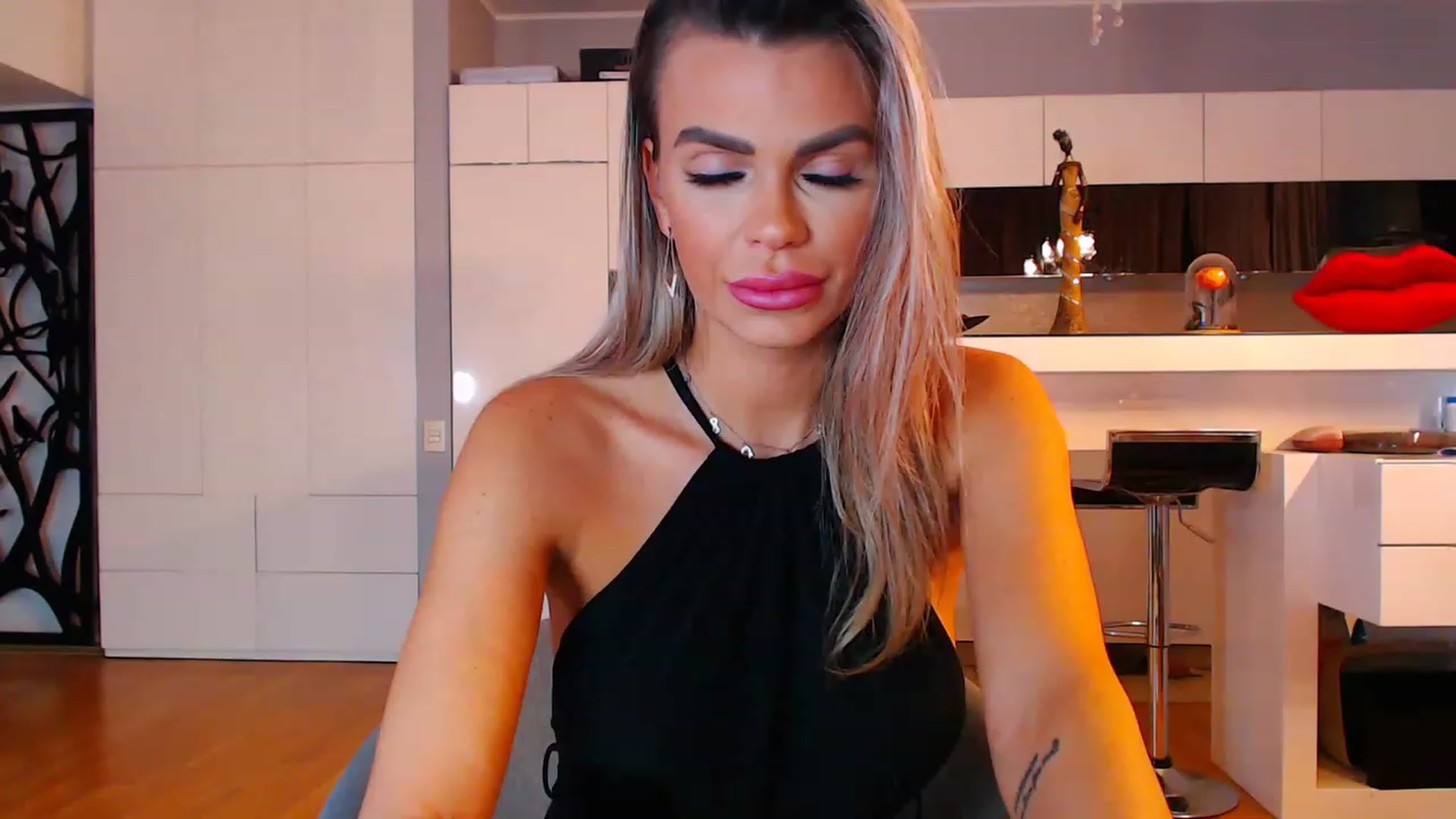Gallery image thumbnail from D_y_y's myfreecams stream on, 12/29/2022, 05:34 image 16 of 20