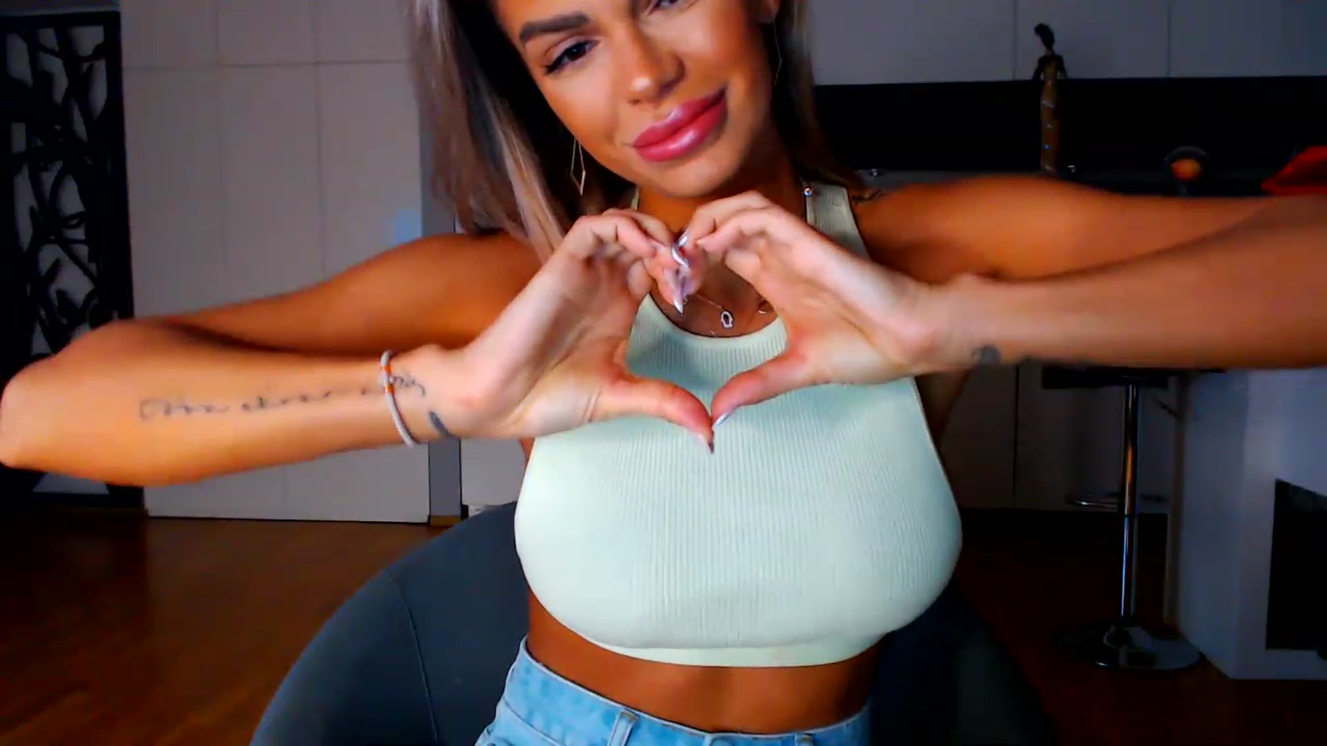 Gallery image thumbnail from D_y_y's myfreecams stream on, 01/16/2023, 04:40 image 18 of 20