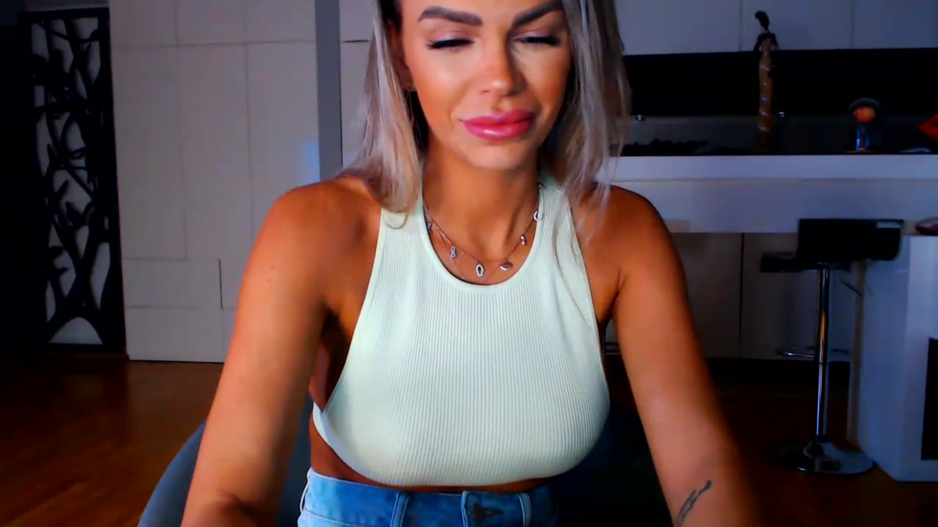 Gallery image thumbnail from D_y_y's myfreecams stream on, 01/16/2023, 04:40 image 11 of 20