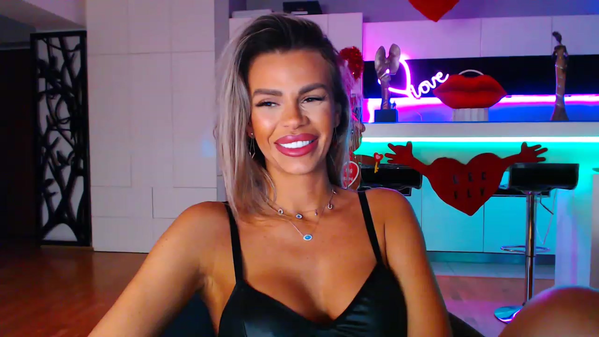 Gallery image thumbnail from D_y_y's myfreecams stream on, 02/04/2023, 05:38 image 15 of 20