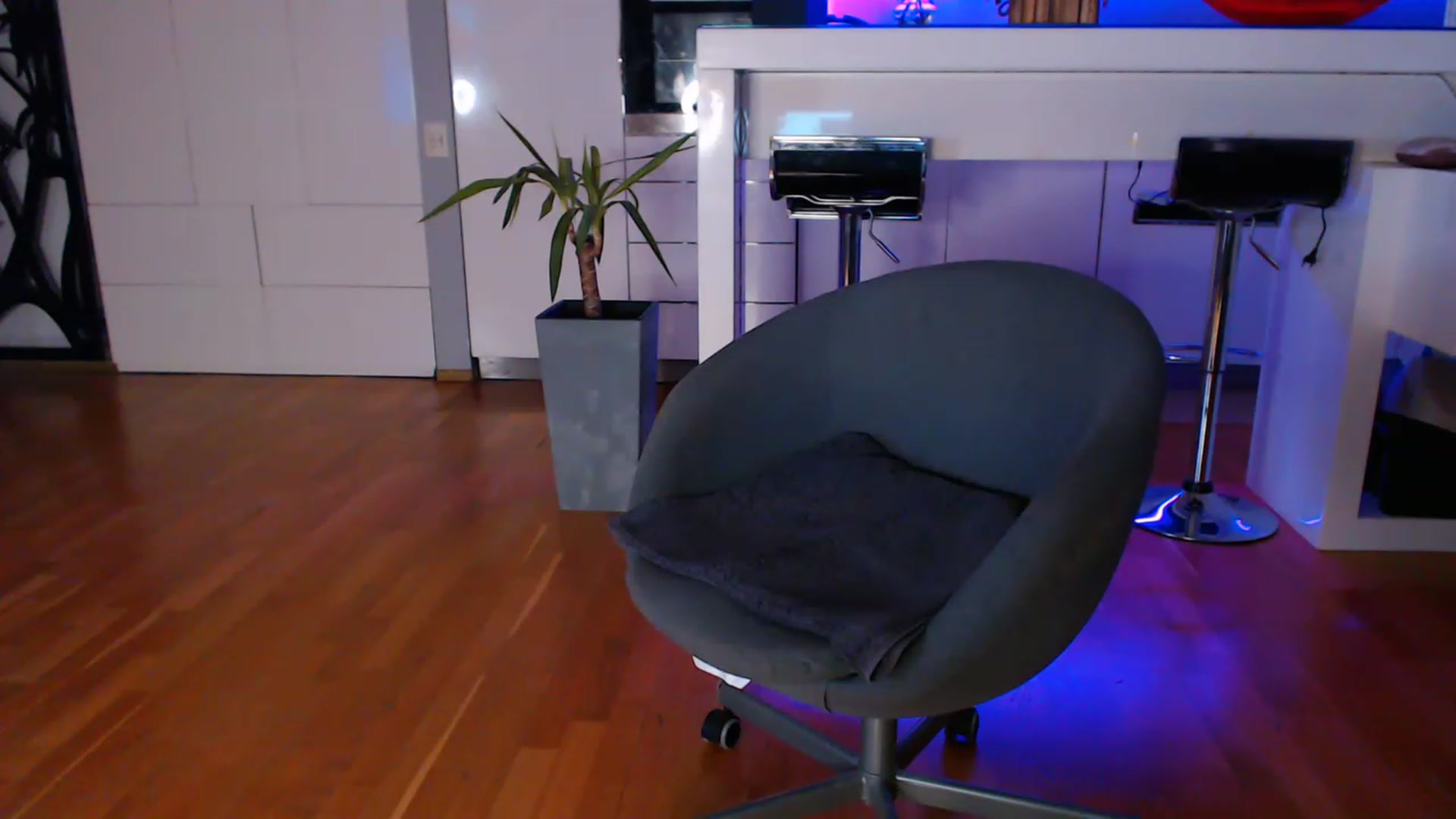 Gallery image thumbnail from D_y_y's myfreecams stream on, 03/15/2023, 04:57 image 6 of 20