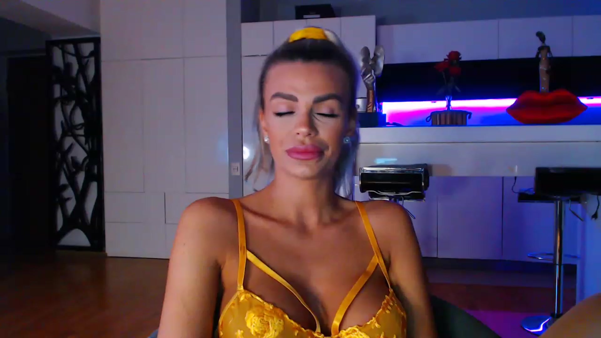 Gallery image thumbnail from D_y_y's myfreecams stream on, 03/20/2023, 04:22 image 16 of 20
