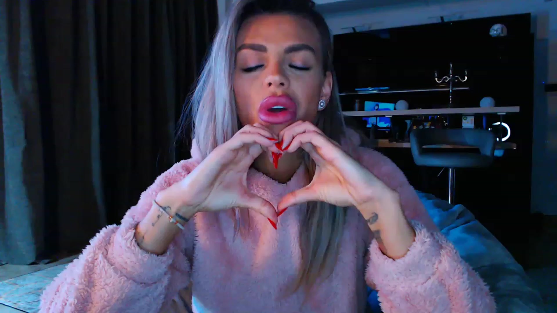 Gallery image thumbnail from D_y_y's myfreecams stream on, 03/28/2023, 04:29 image 10 of 20