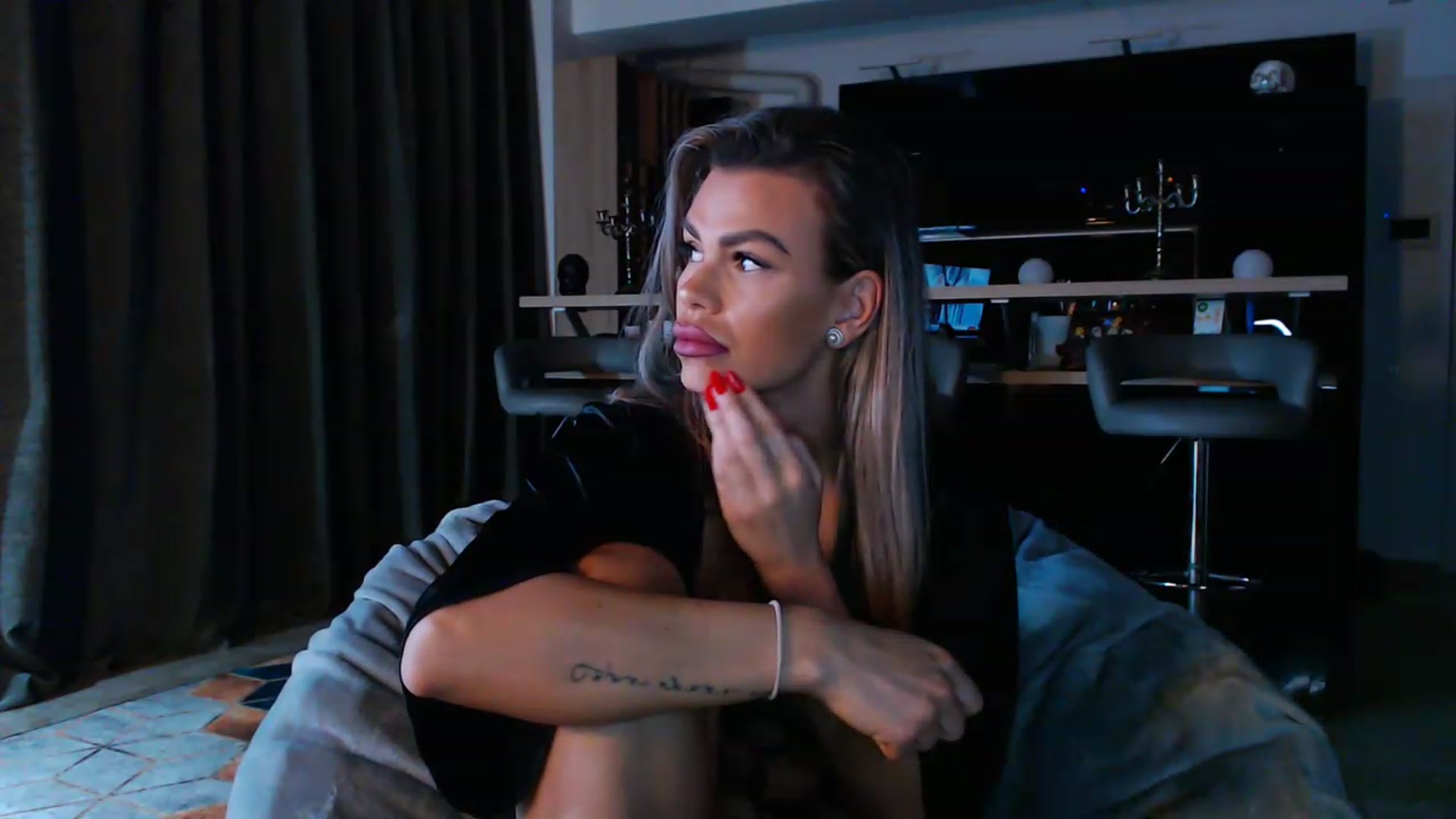 Gallery image thumbnail from D_y_y's myfreecams stream on, 03/30/2023, 04:18 image 9 of 20