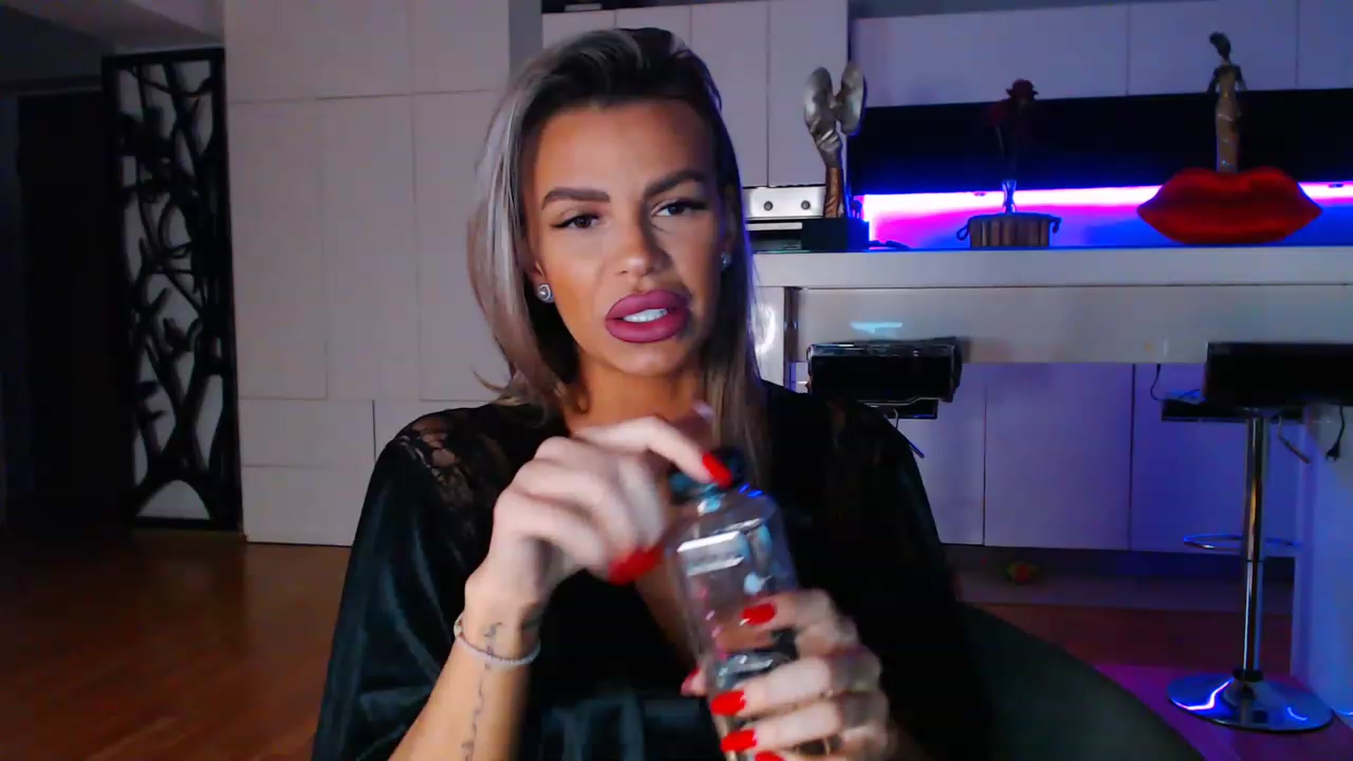 Gallery image thumbnail from D_y_y's myfreecams stream on, 04/01/2023, 04:46 image 7 of 20