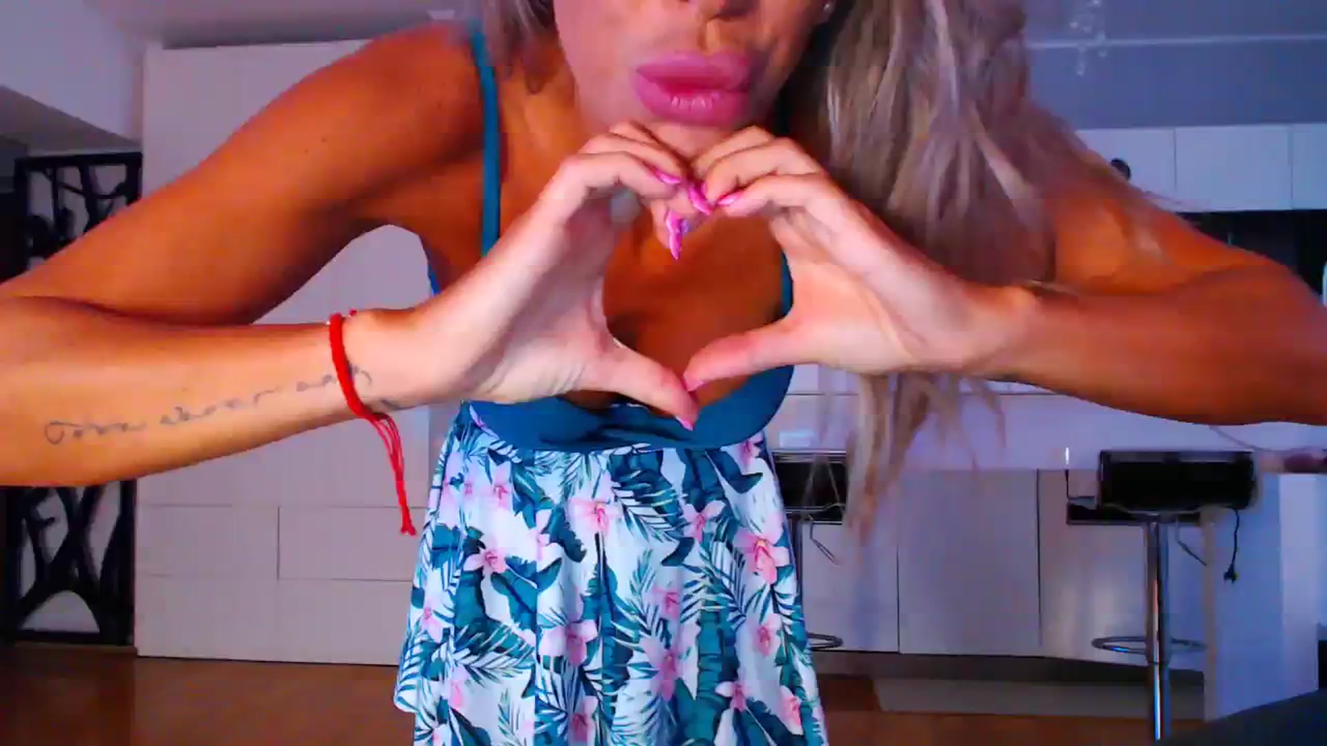 Gallery image thumbnail from D_y_y's myfreecams stream on, 08/04/2023, 04:53 image 6 of 20
