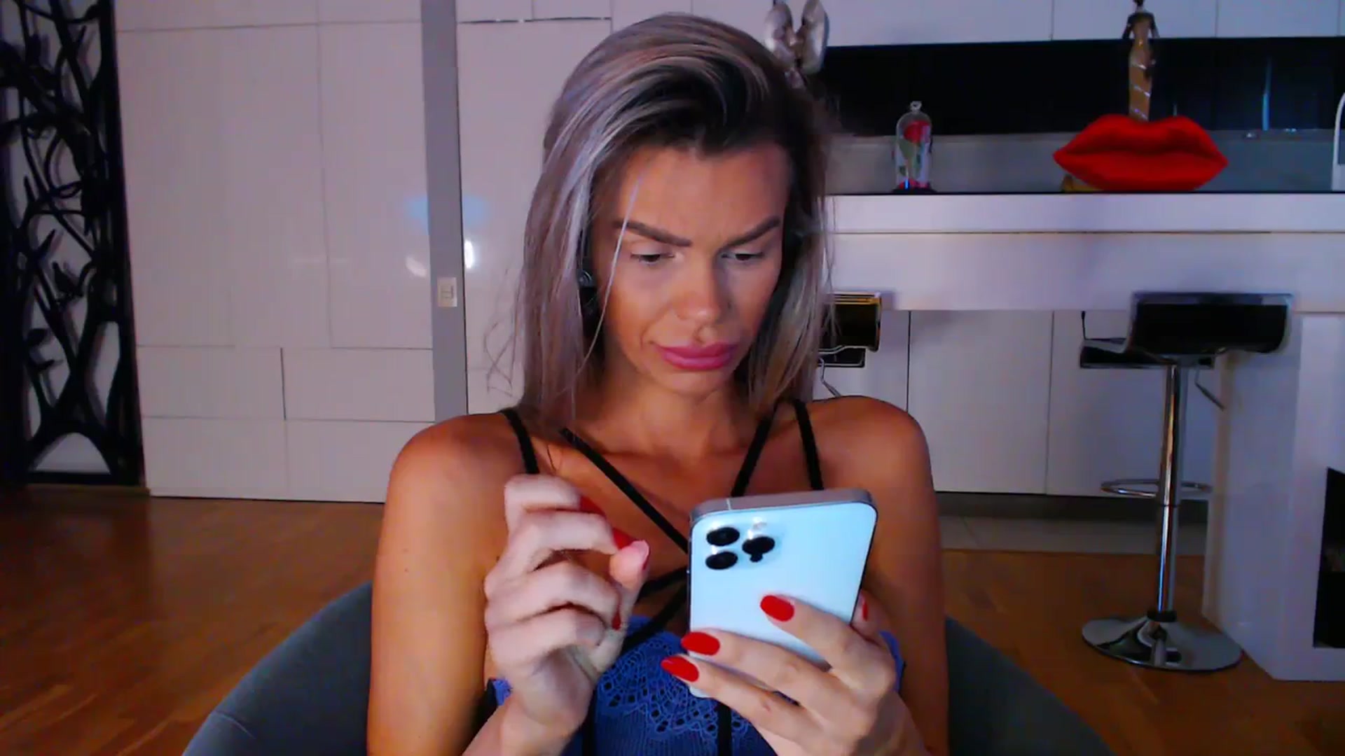 Gallery image thumbnail from D_y_y's myfreecams stream on, 10/04/2023, 05:28 image 15 of 20