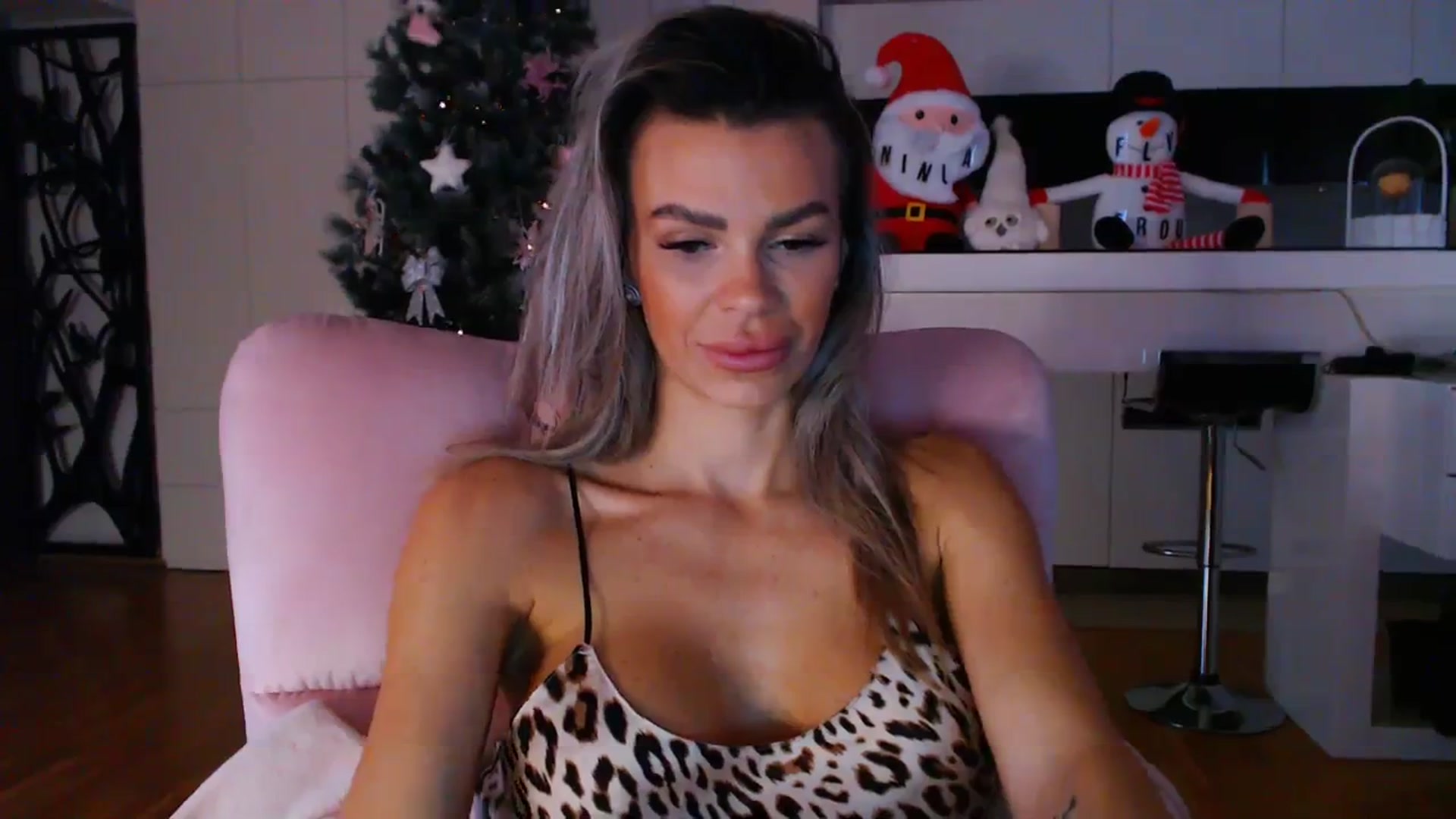 Gallery image thumbnail from D_y_y's myfreecams stream on, 12/12/2023, 06:27 image 20 of 20