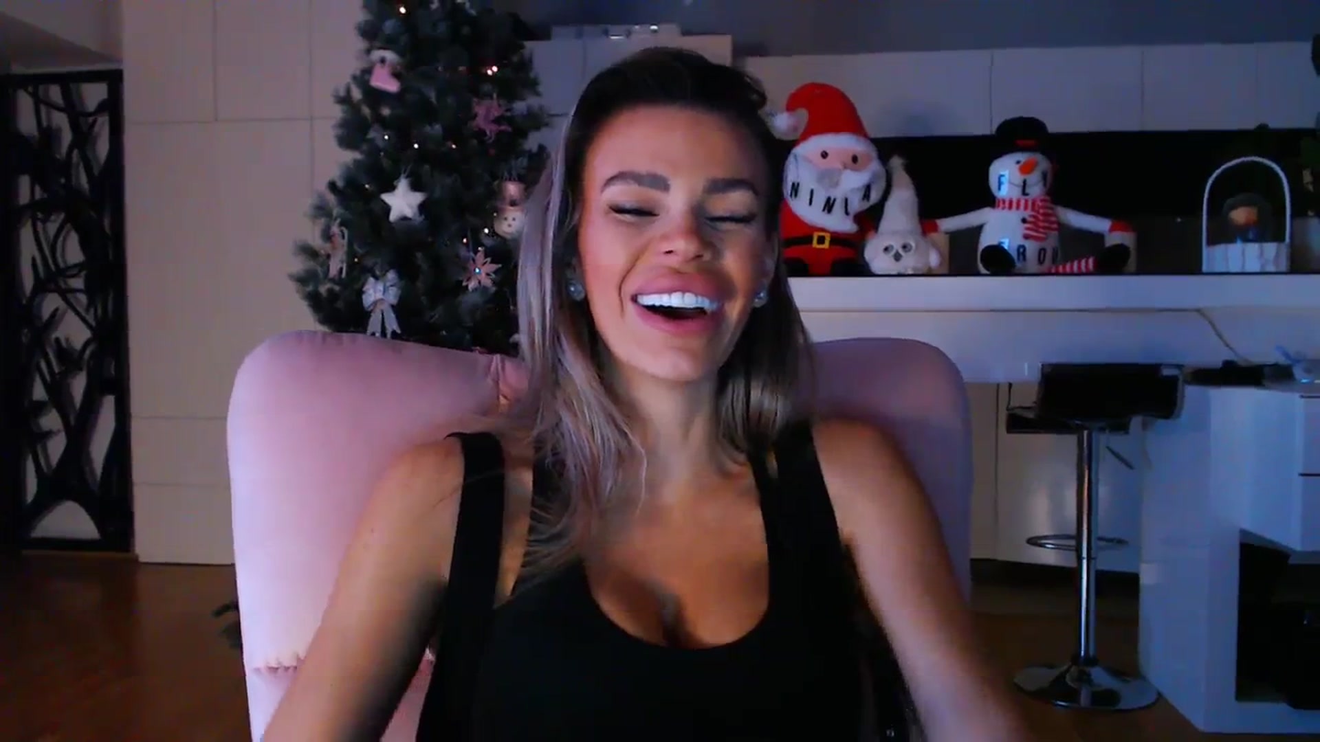 Gallery image thumbnail from D_y_y's myfreecams stream on, 12/13/2023, 05:21 image 13 of 20
