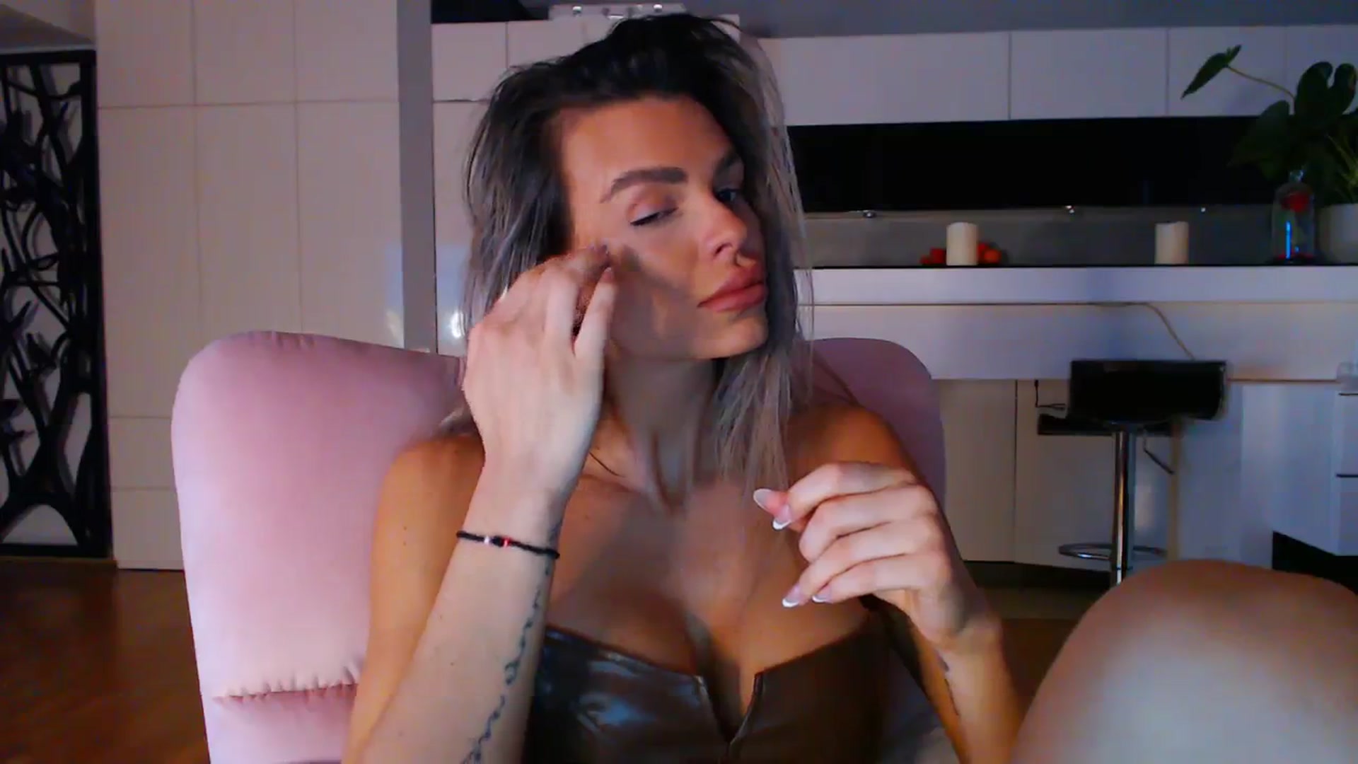 Gallery image thumbnail from D_y_y's myfreecams stream on, 01/13/2024, 06:21 image 14 of 20