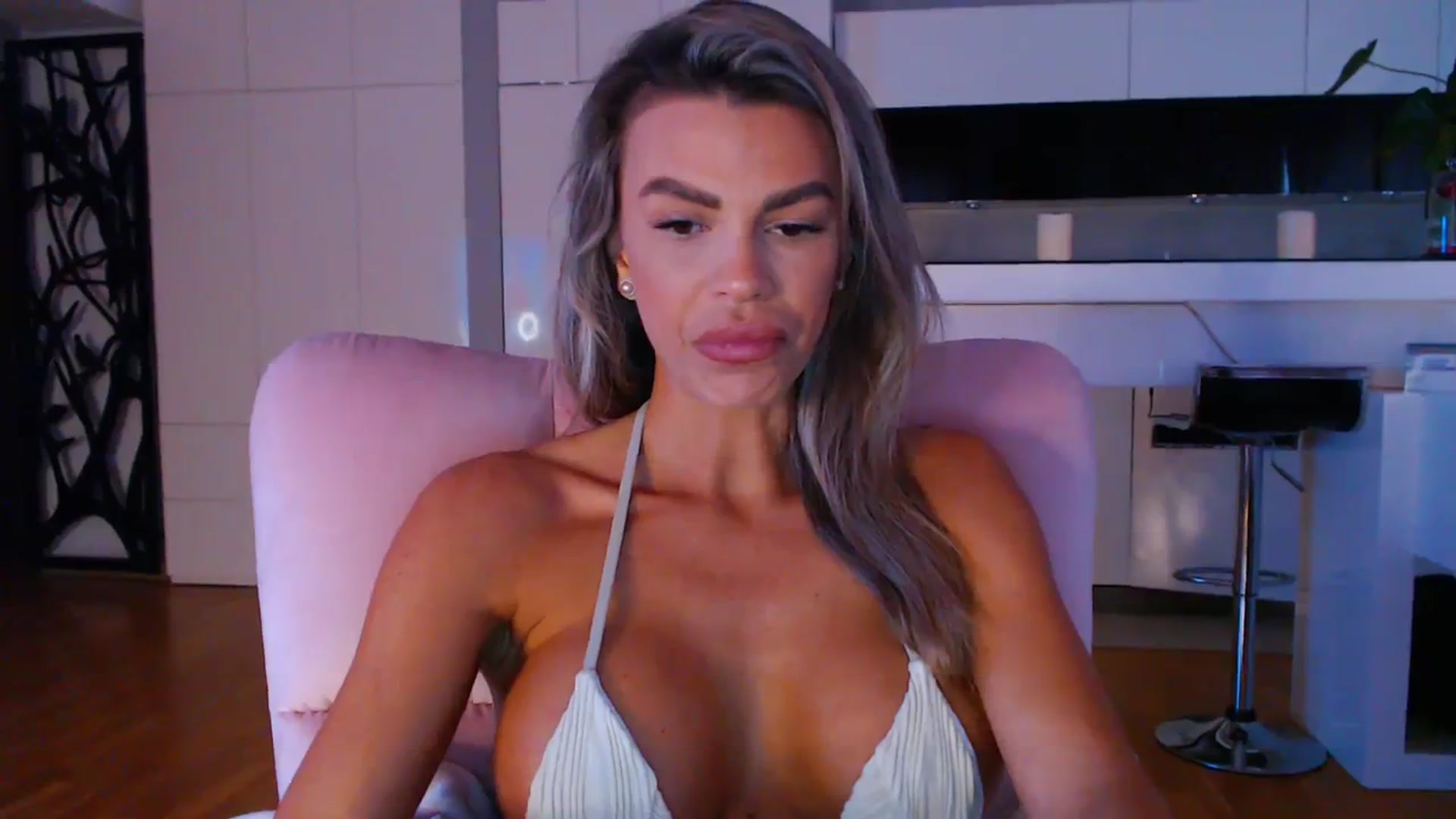 Gallery image thumbnail from D_y_y's myfreecams stream on, 02/29/2024, 06:07 image 15 of 20