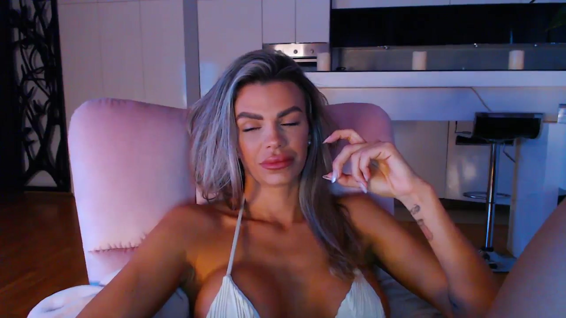 Gallery image thumbnail from D_y_y's myfreecams stream on, 02/29/2024, 06:07 image 2 of 20
