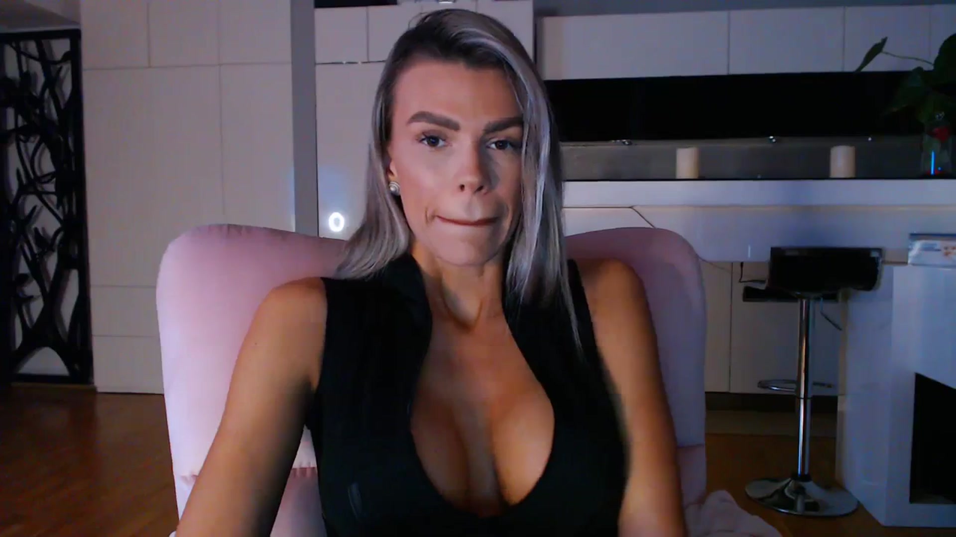Gallery image thumbnail from D_y_y's myfreecams stream on, 03/10/2024, 04:34 image 17 of 20