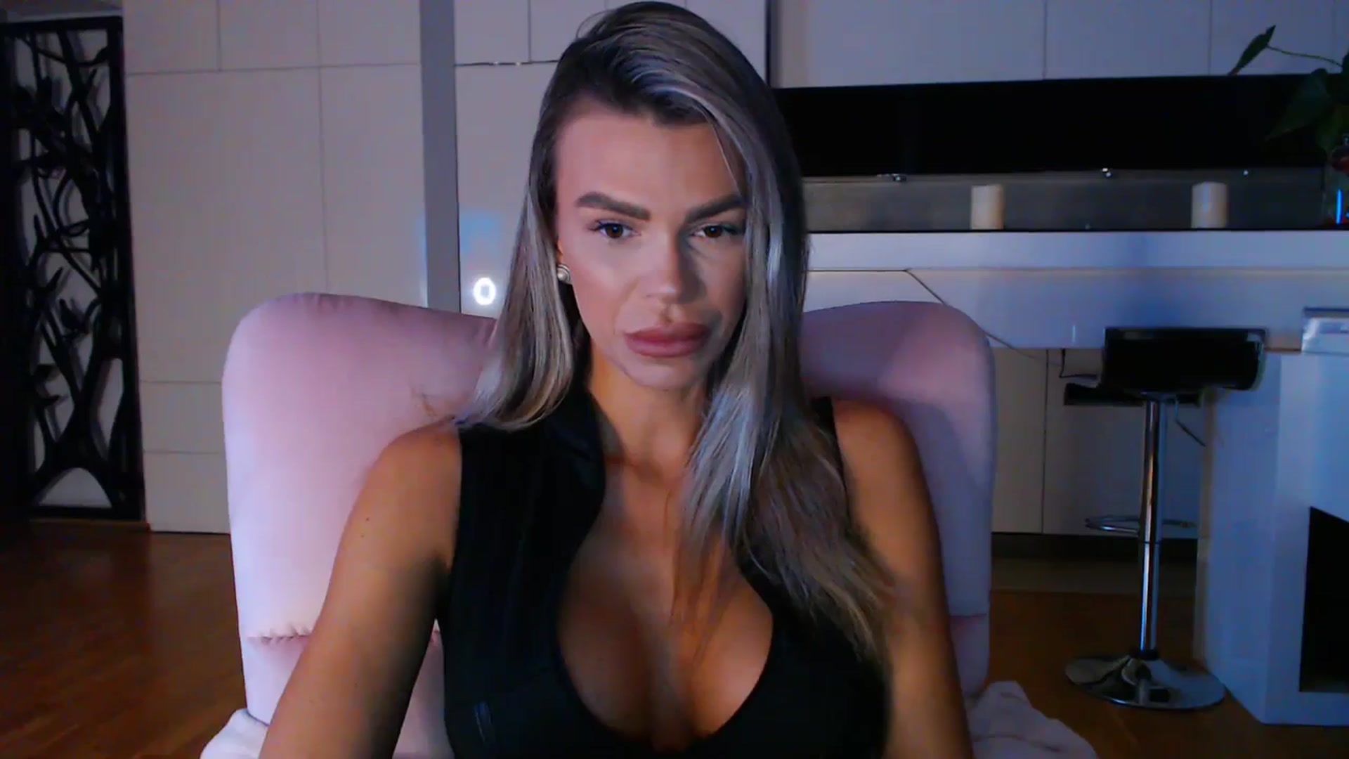 Gallery image thumbnail from D_y_y's myfreecams stream on, 03/10/2024, 04:34 image 10 of 20