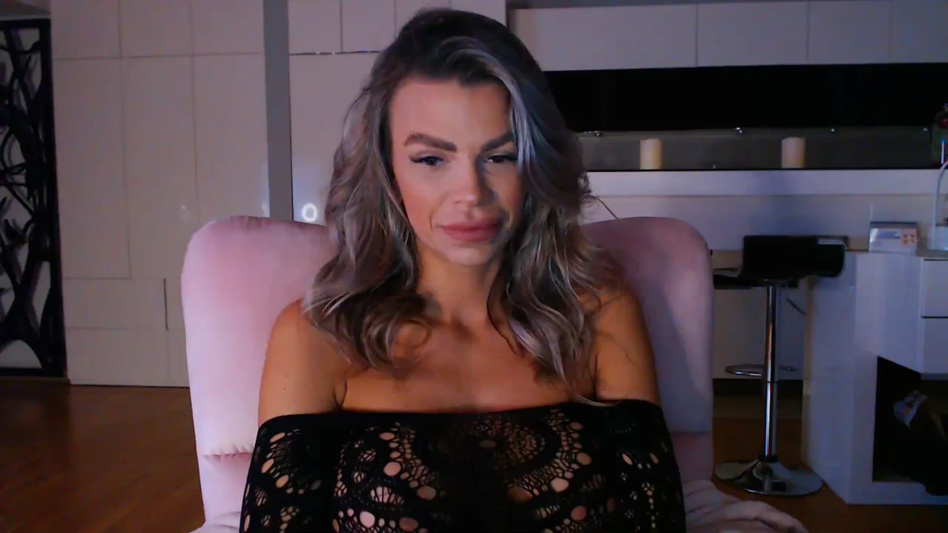 Gallery image thumbnail from D_y_y's myfreecams stream on, 03/27/2024, 04:18 image 10 of 20