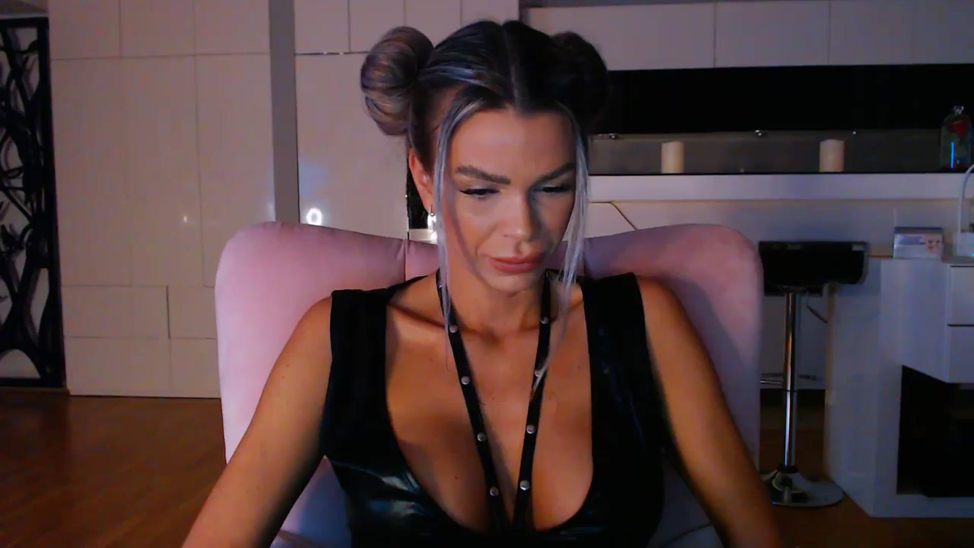 Gallery image thumbnail from D_y_y's myfreecams stream on, 04/01/2024, 04:54 image 4 of 20