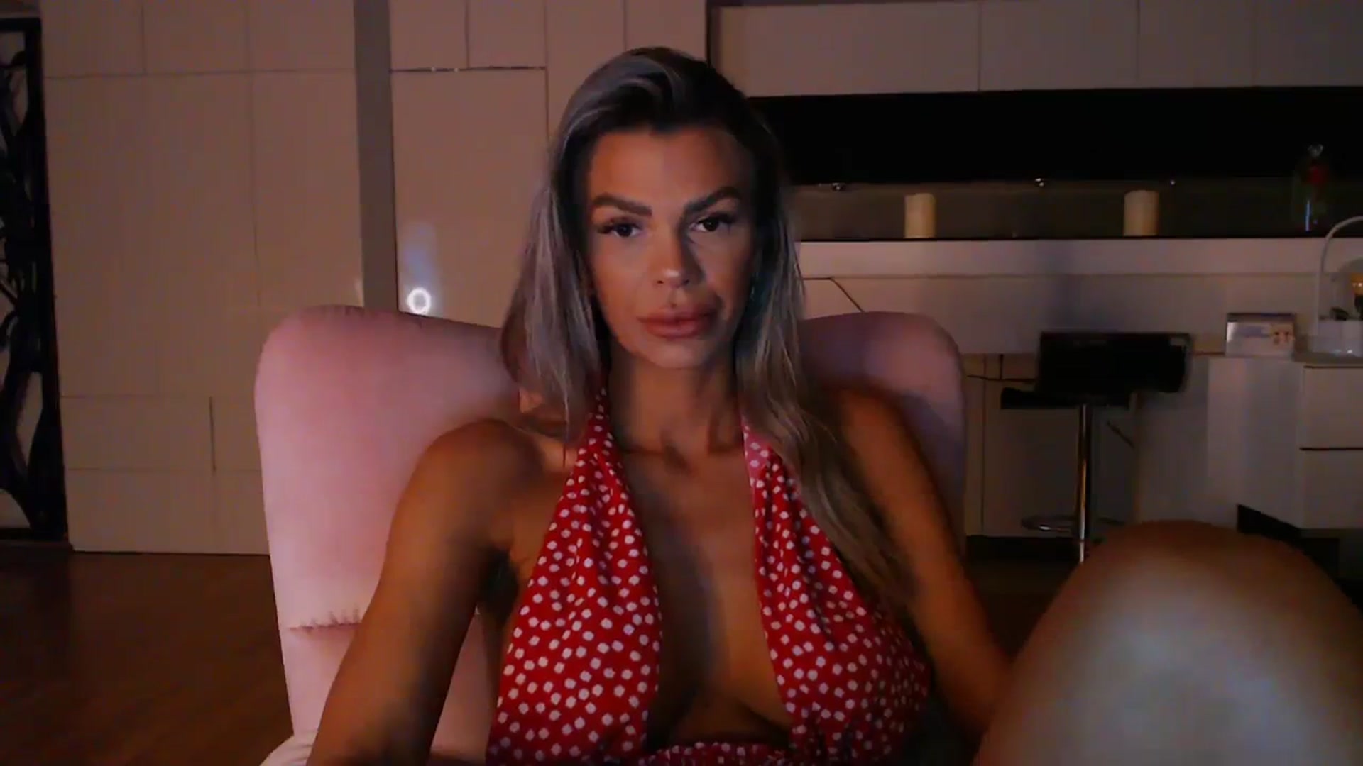 Gallery image thumbnail from D_y_y's myfreecams stream on, 04/01/2024, 18:16 image 17 of 20