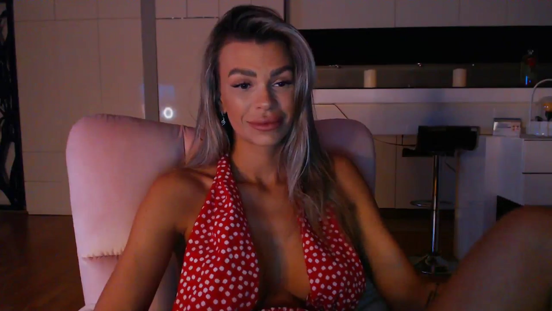 Gallery image thumbnail from D_y_y's myfreecams stream on, 04/01/2024, 19:16 image 10 of 20