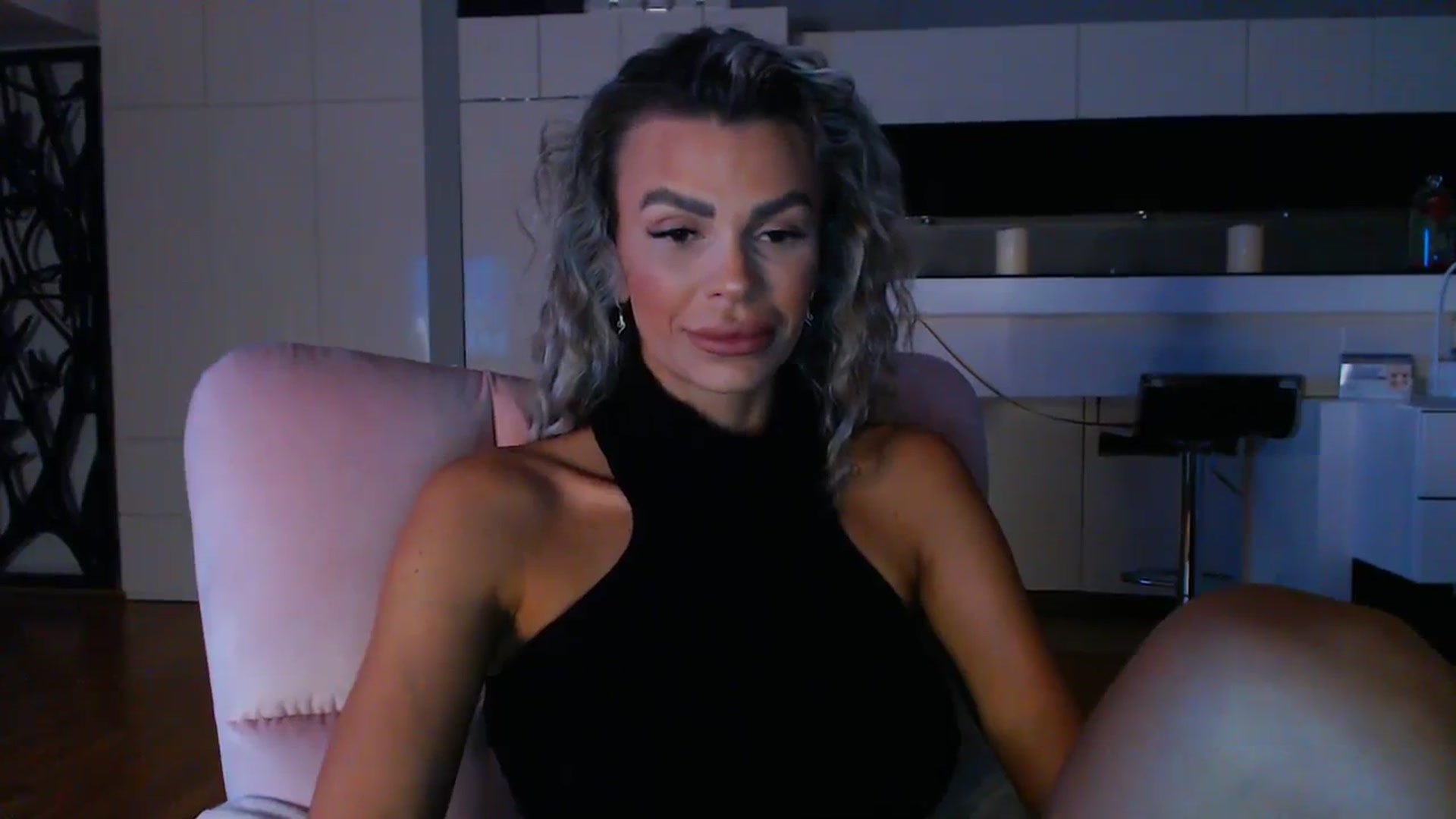 Gallery image thumbnail from D_y_y's myfreecams stream on, 04/03/2024, 17:45 image 17 of 20