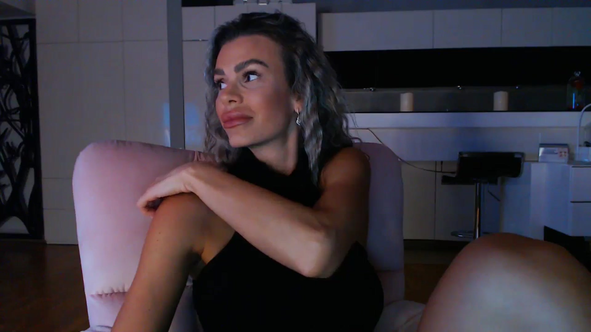 Gallery image thumbnail from D_y_y's myfreecams stream on, 04/03/2024, 17:45 image 14 of 20