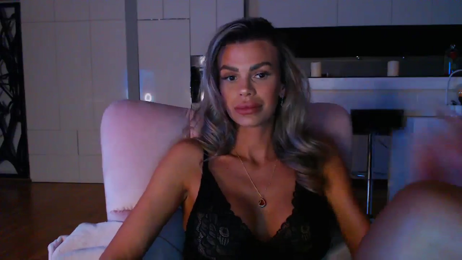 Gallery image thumbnail from D_y_y's myfreecams stream on, 04/08/2024, 18:17 image 15 of 20