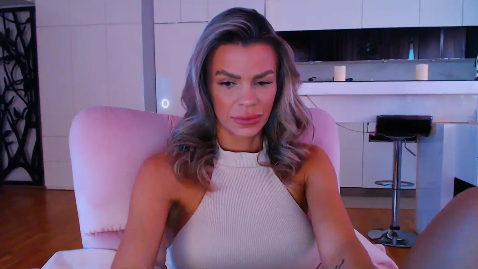 Gallery image thumbnail from D_y_y's myfreecams stream on, 04/09/2024, 04:37 image 19 of 20