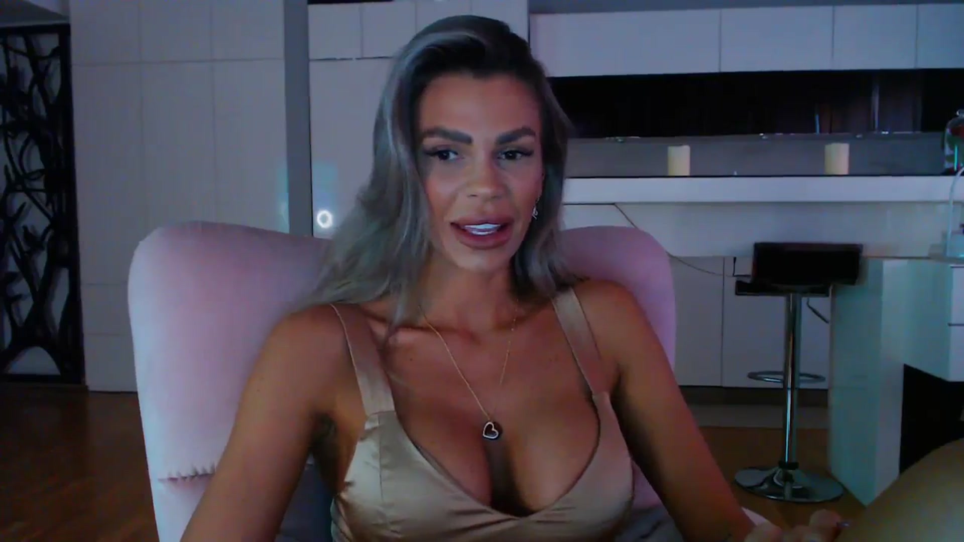 Gallery image thumbnail from D_y_y's myfreecams stream on, 04/10/2024, 17:03 image 8 of 20