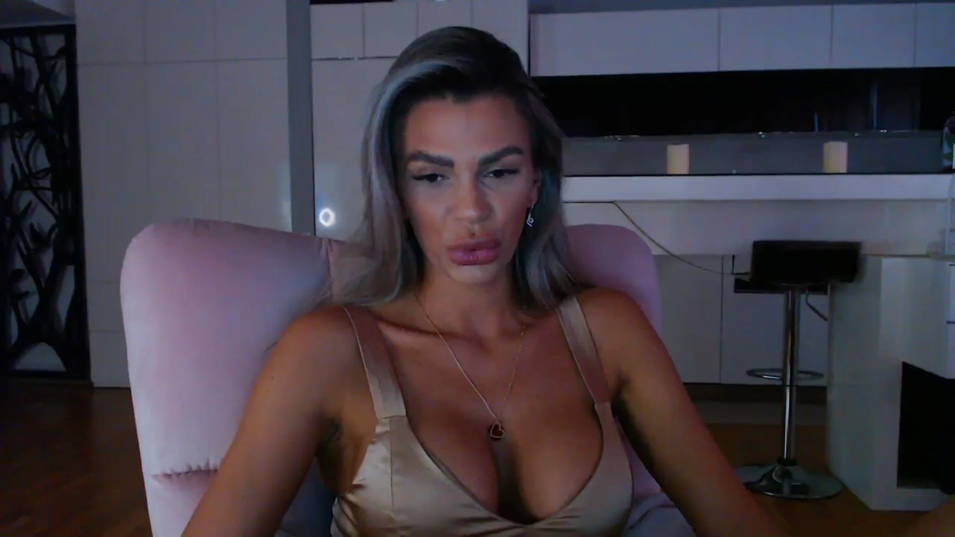 Gallery image thumbnail from D_y_y's myfreecams stream on, 04/10/2024, 17:03 image 12 of 20