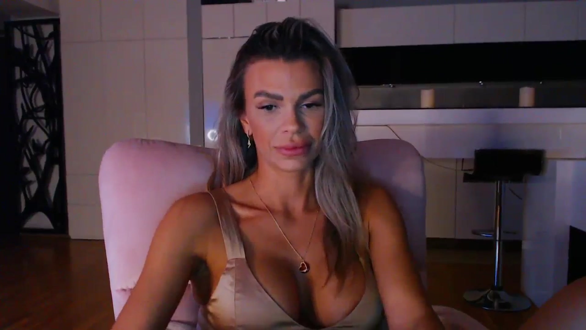 Gallery image thumbnail from D_y_y's myfreecams stream on, 04/10/2024, 18:36 image 15 of 20