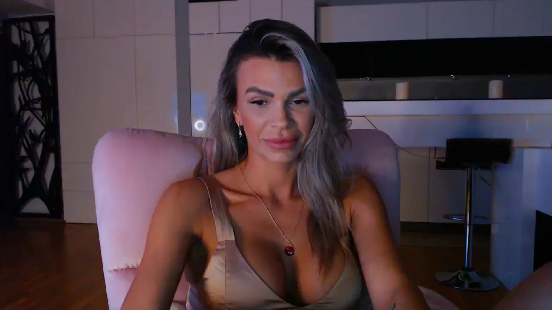 Gallery image thumbnail from D_y_y's myfreecams stream on, 04/10/2024, 18:36 image 18 of 20