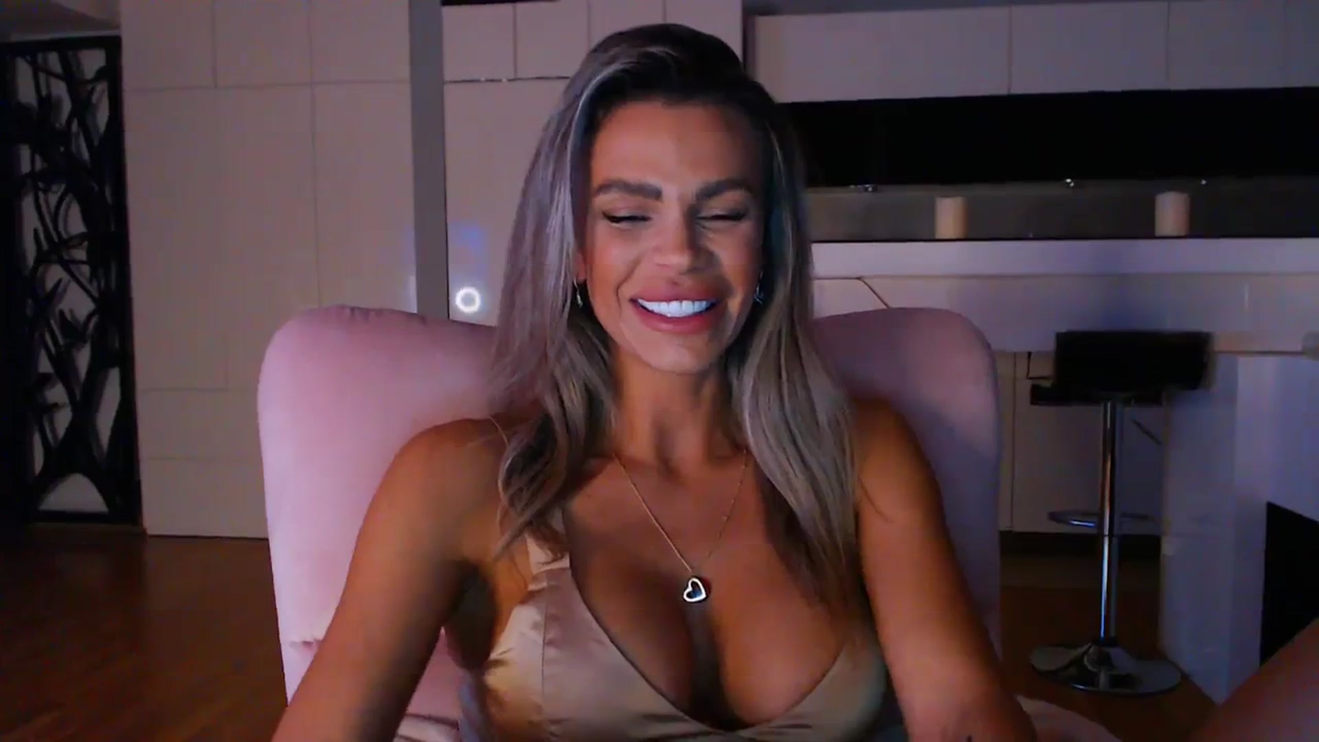 Gallery image thumbnail from D_y_y's myfreecams stream on, 04/10/2024, 18:36 image 9 of 20