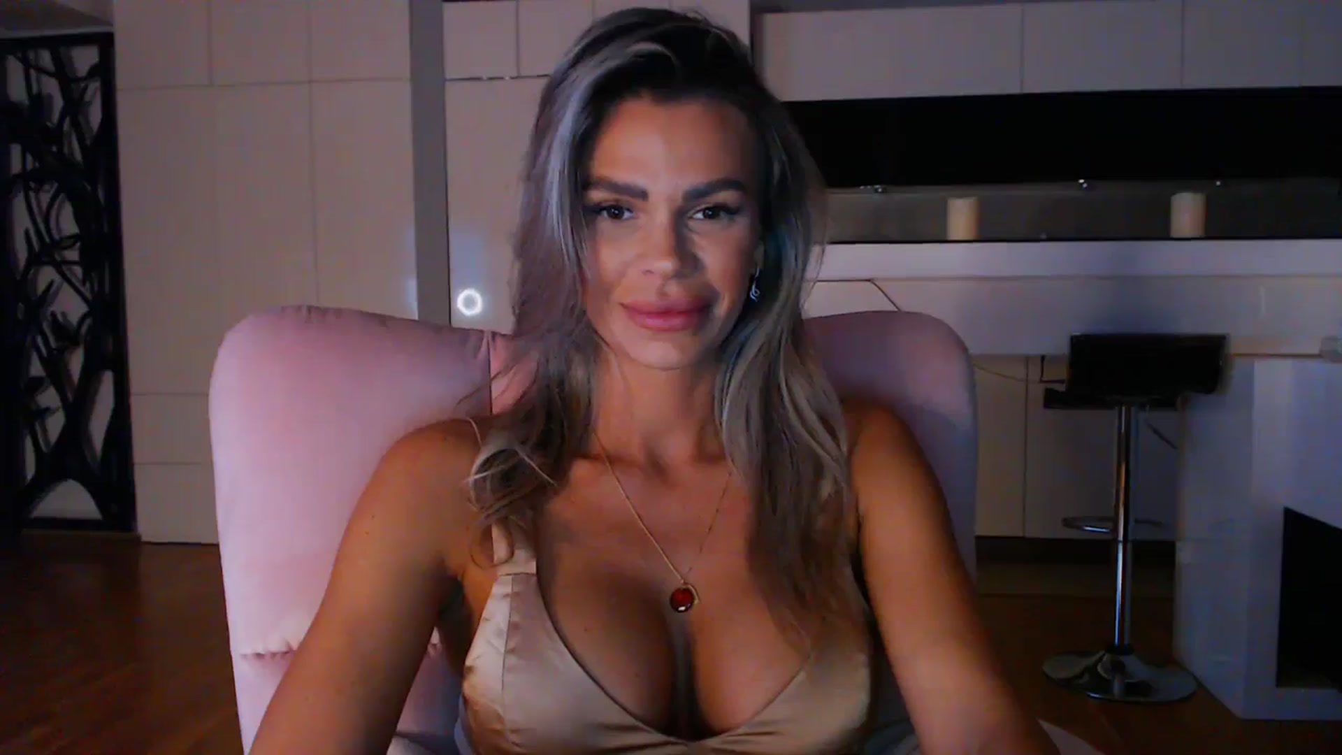 Gallery image thumbnail from D_y_y's myfreecams stream on, 04/10/2024, 18:36 image 4 of 20
