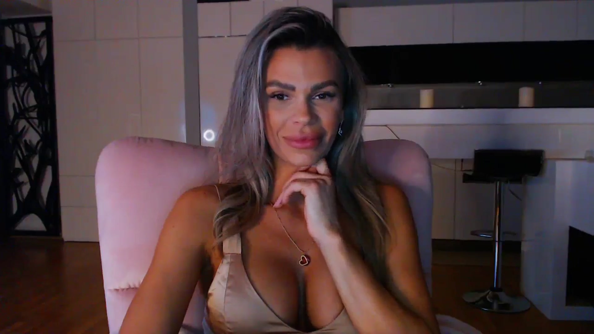 Gallery image thumbnail from D_y_y's myfreecams stream on, 04/10/2024, 18:36 image 7 of 20