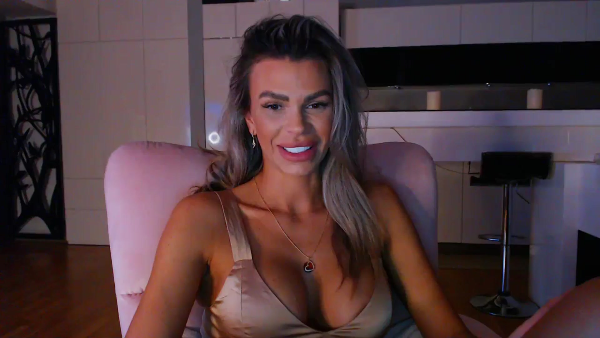 Gallery image thumbnail from D_y_y's myfreecams stream on, 04/10/2024, 18:36 image 11 of 20