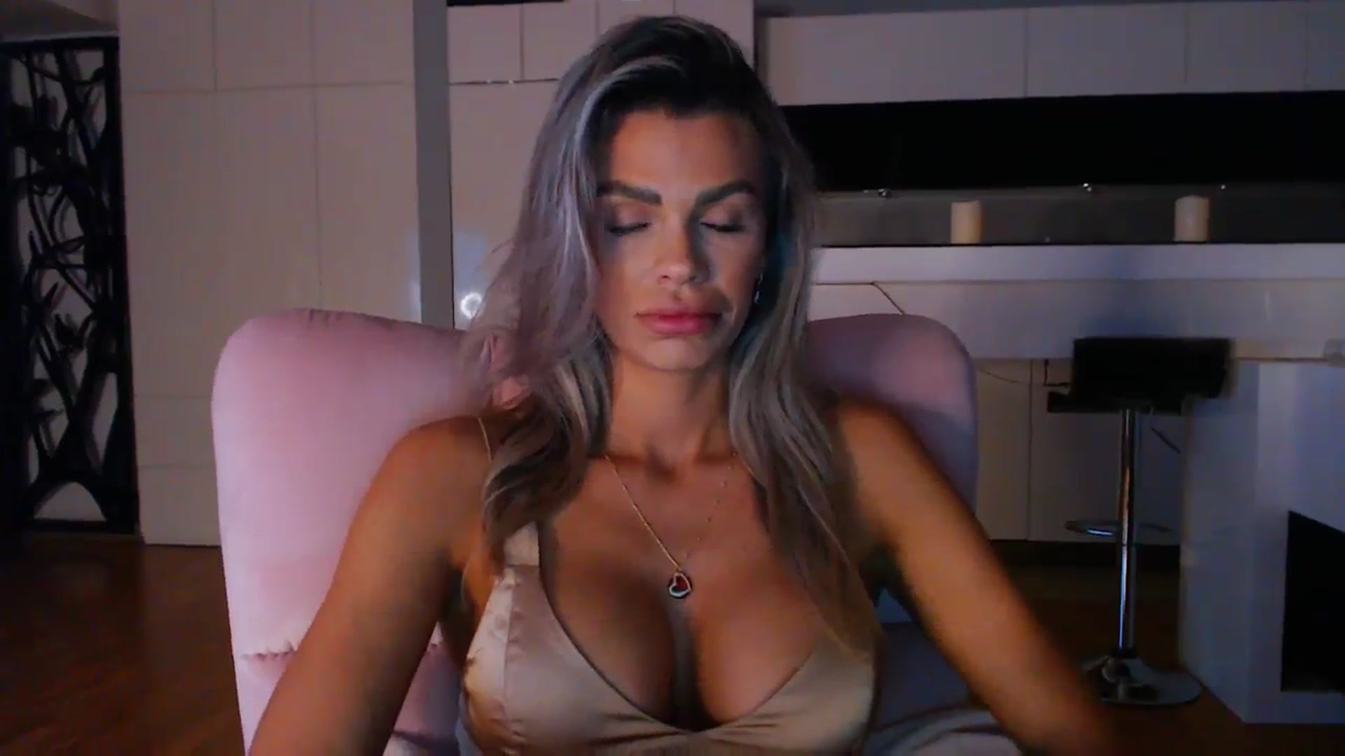 Gallery image thumbnail from D_y_y's myfreecams stream on, 04/10/2024, 18:36 image 6 of 20