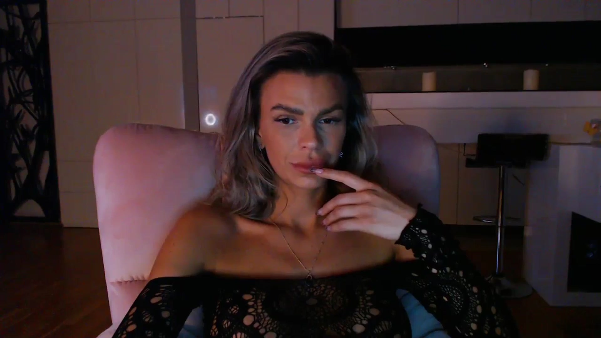 Gallery image thumbnail from D_y_y's myfreecams stream on, 04/15/2024, 18:08 image 5 of 20