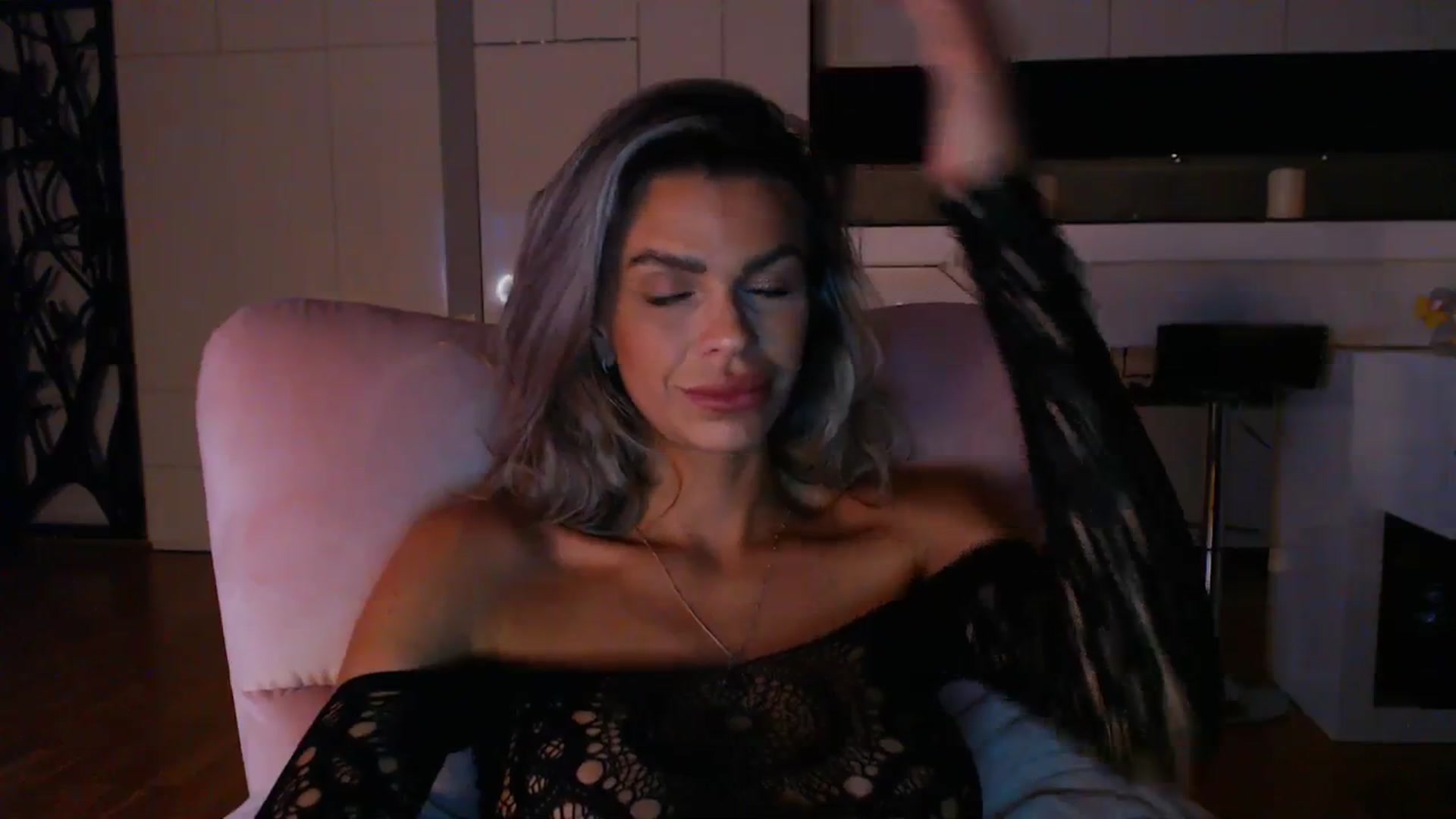 Gallery image thumbnail from D_y_y's myfreecams stream on, 04/15/2024, 18:08 image 7 of 20