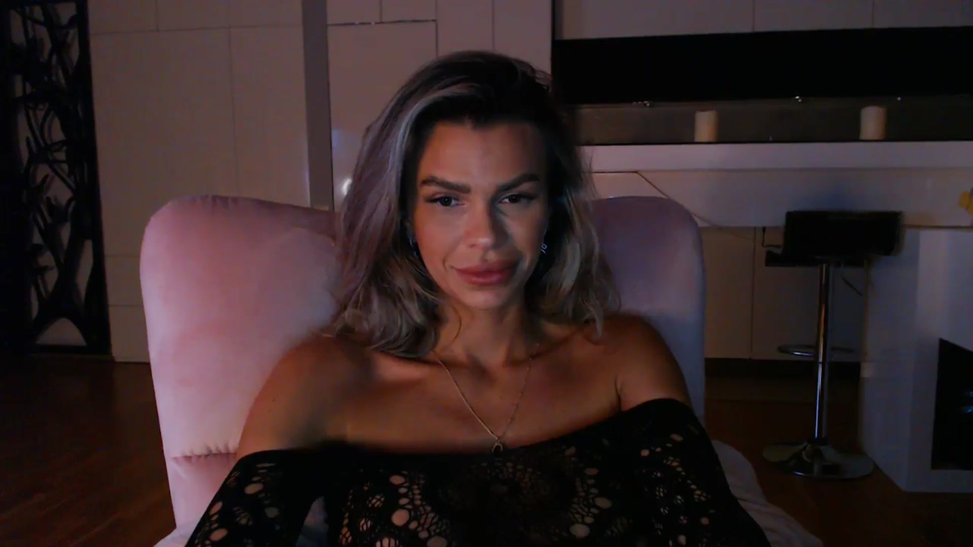 Gallery image thumbnail from D_y_y's myfreecams stream on, 04/15/2024, 18:08 image 8 of 20