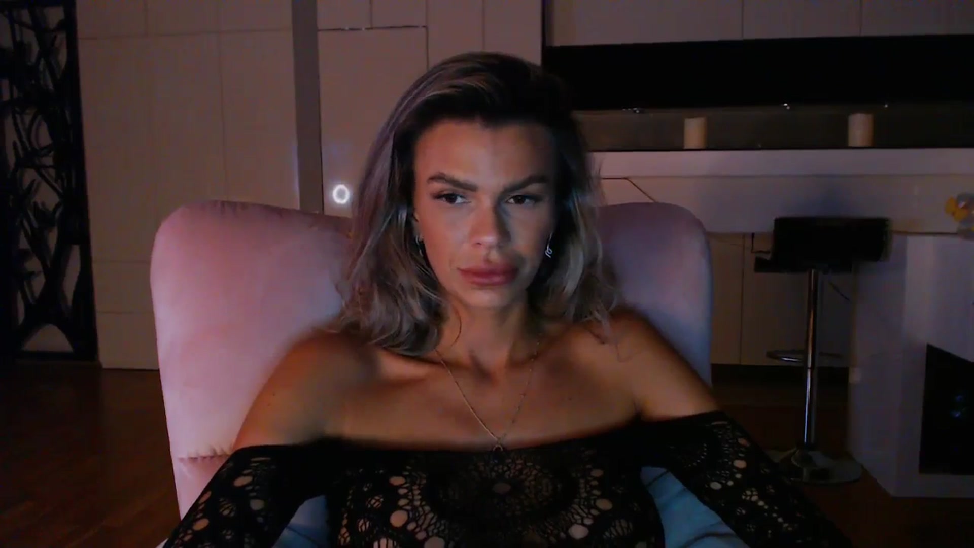 Gallery image thumbnail from D_y_y's myfreecams stream on, 04/15/2024, 18:08 image 6 of 20